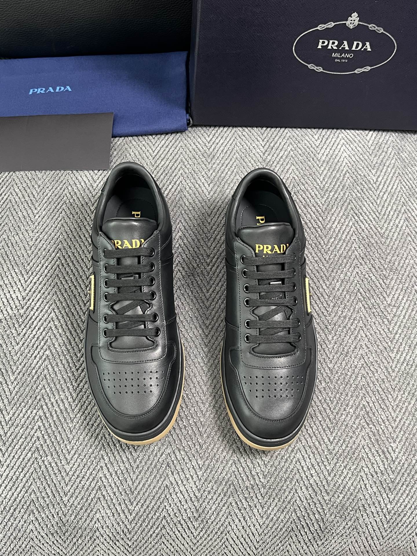 Prada  高品质  顶级工艺品，普拉达 专柜同步，原厂配置意大利进口牛皮面料，进口牛皮内里垫，透气舒适，鞋底：原厂特