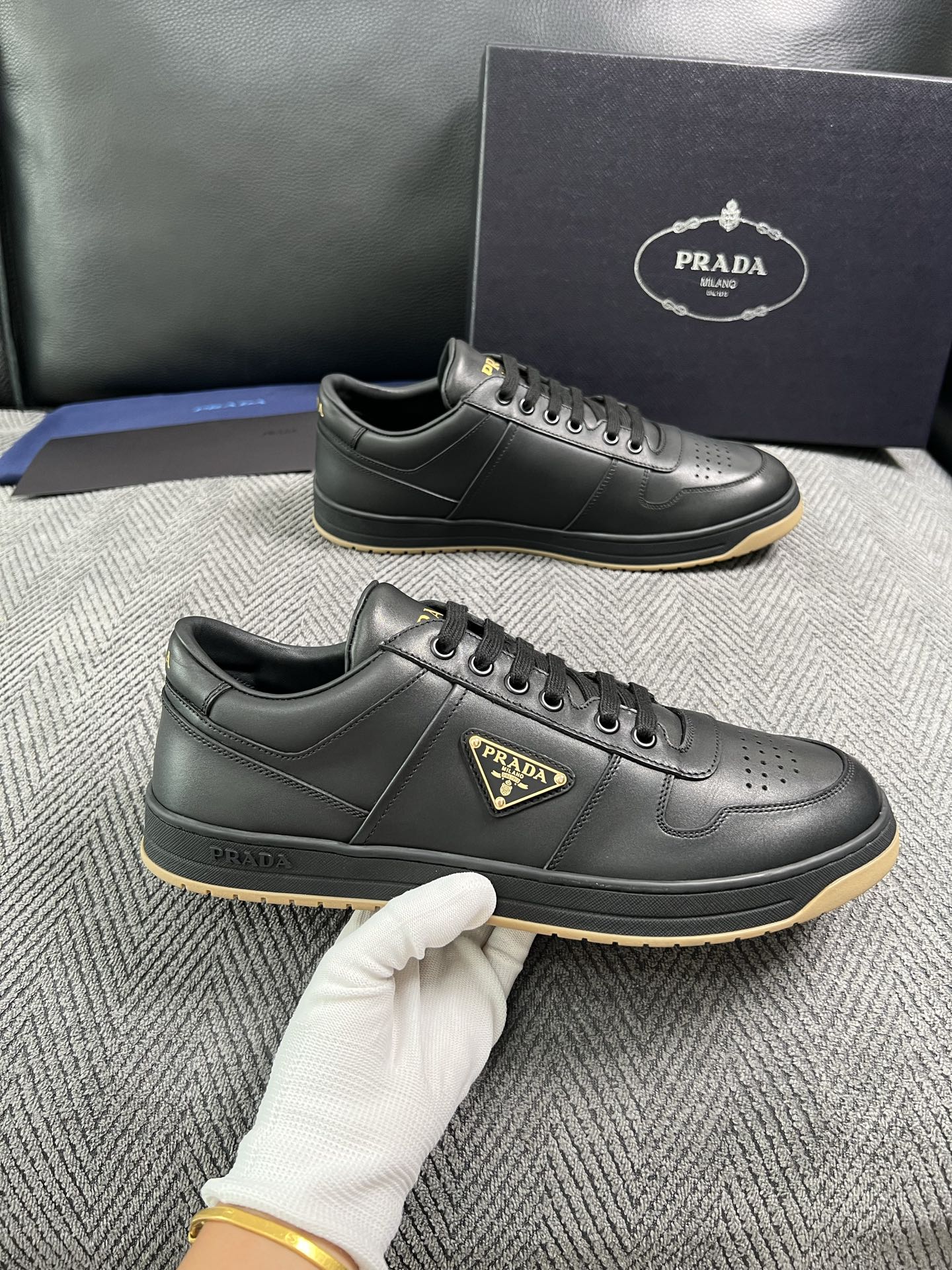 Prada  高品质  顶级工艺品，普拉达 专柜同步，原厂配置意大利进口牛皮面料，进口牛皮内里垫，透气舒适，鞋底：原厂特
