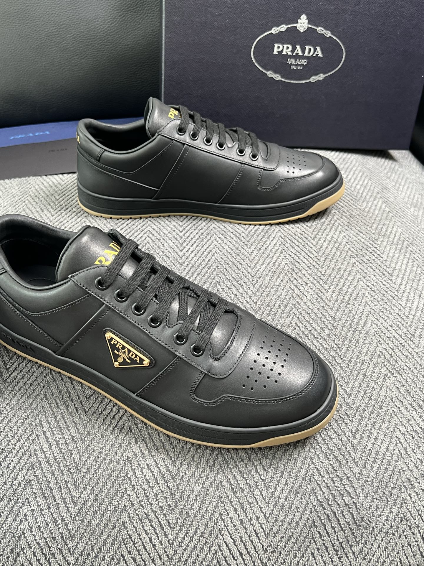 Prada  高品质  顶级工艺品，普拉达 专柜同步，原厂配置意大利进口牛皮面料，进口牛皮内里垫，透气舒适，鞋底：原厂特
