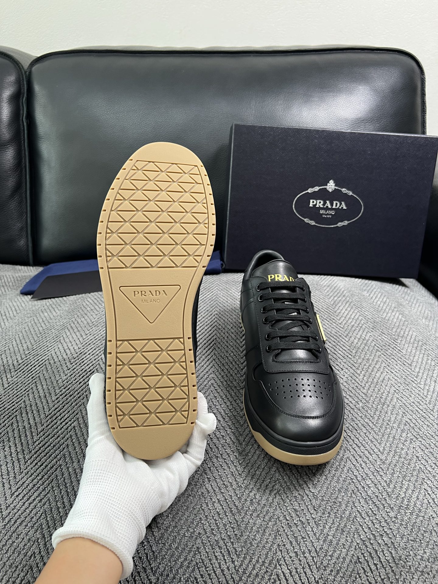 Prada  高品质  顶级工艺品，普拉达 专柜同步，原厂配置意大利进口牛皮面料，进口牛皮内里垫，透气舒适，鞋底：原厂特
