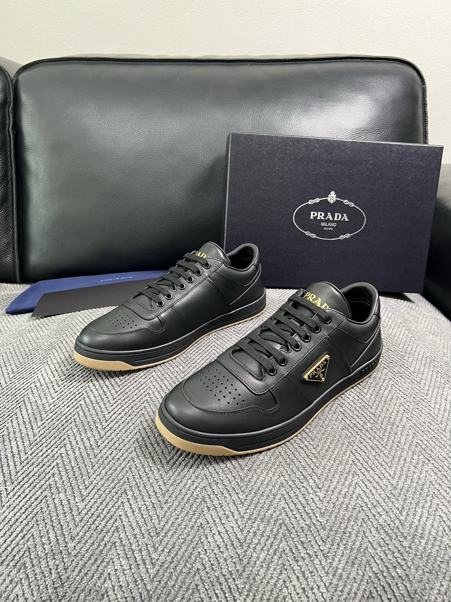 Prada  高品质  顶级工艺品，普拉达 专柜同步，原厂配置意大利进口牛皮面料，进口牛皮内里垫，透气舒适，鞋底：原厂特