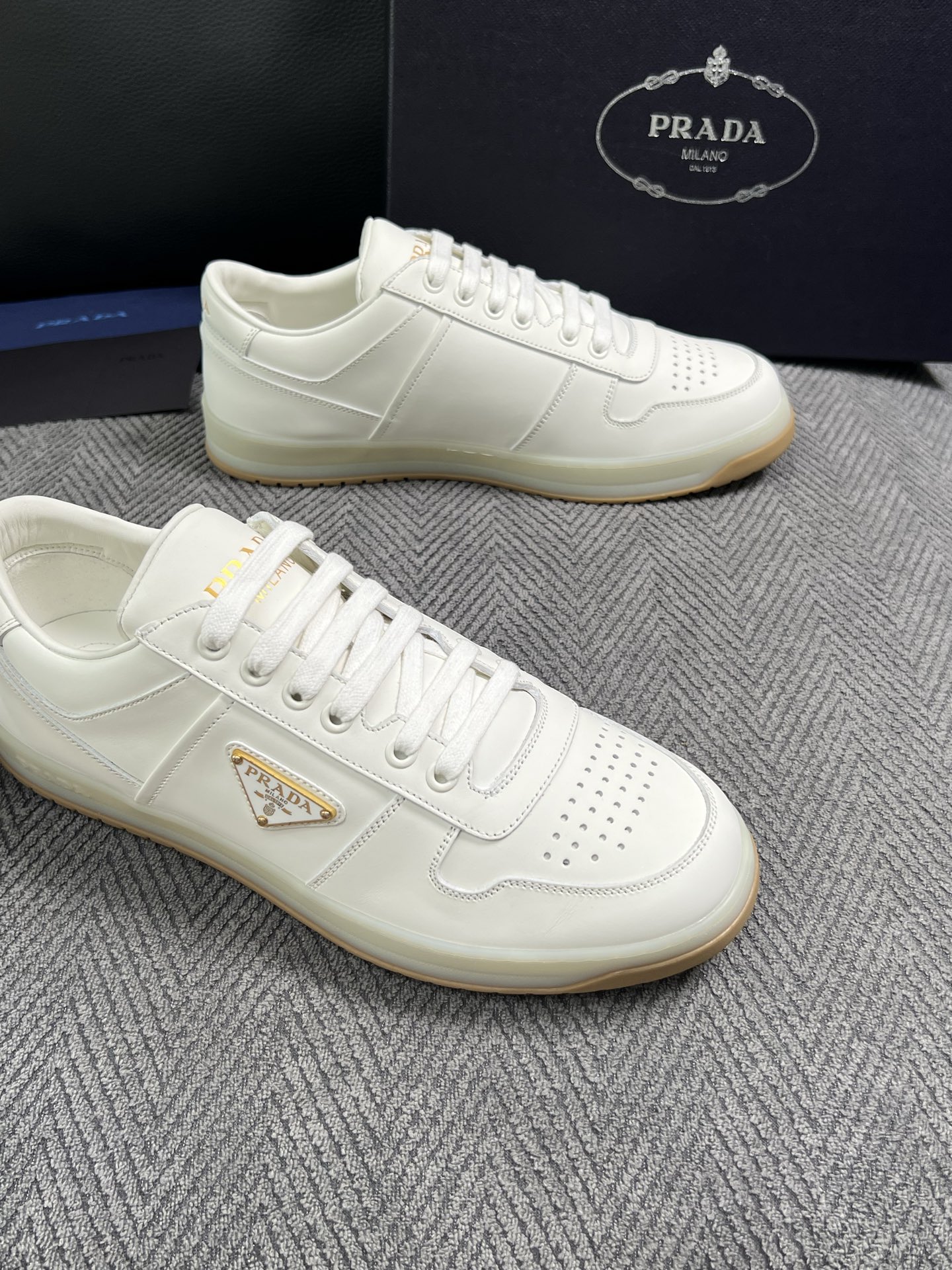 Prada  高品质  顶级工艺品，普拉达 专柜同步，原厂配置意大利进口牛皮面料，进口牛皮内里垫，透气舒适，鞋底：原厂特