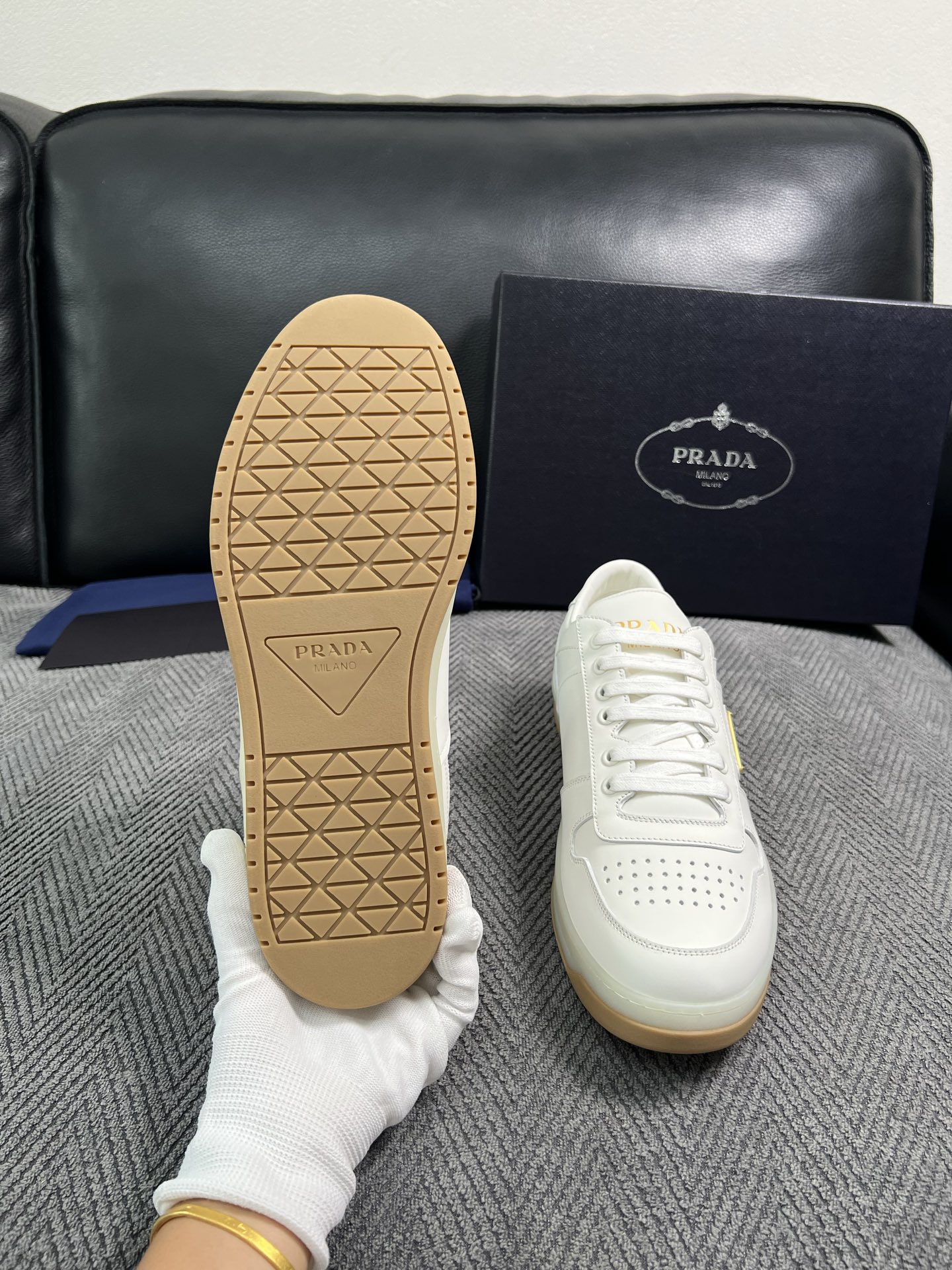 Prada  高品质  顶级工艺品，普拉达 专柜同步，原厂配置意大利进口牛皮面料，进口牛皮内里垫，透气舒适，鞋底：原厂特