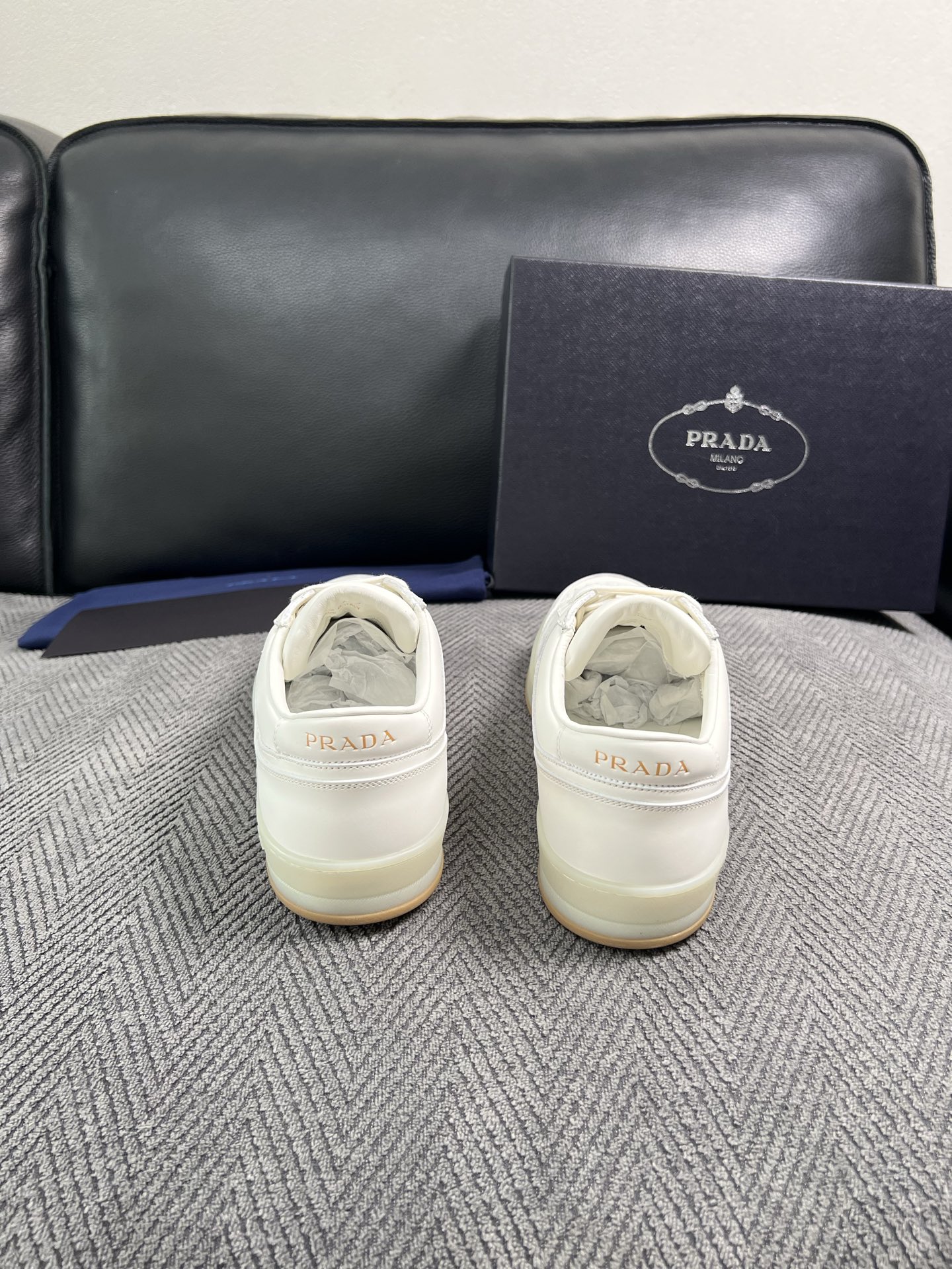 Prada  高品质  顶级工艺品，普拉达 专柜同步，原厂配置意大利进口牛皮面料，进口牛皮内里垫，透气舒适，鞋底：原厂特