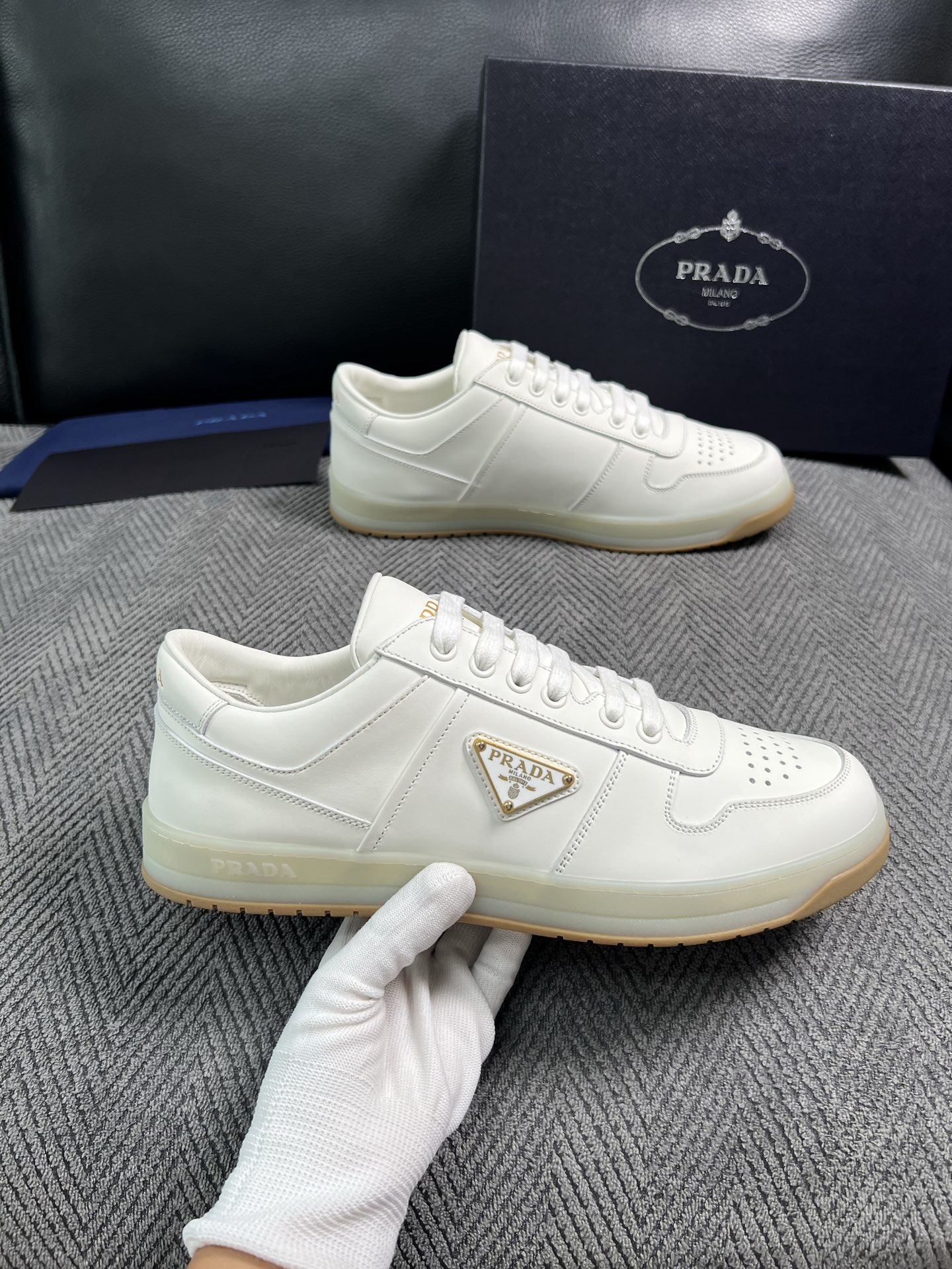 Prada  高品质  顶级工艺品，普拉达 专柜同步，原厂配置意大利进口牛皮面料，进口牛皮内里垫，透气舒适，鞋底：原厂特