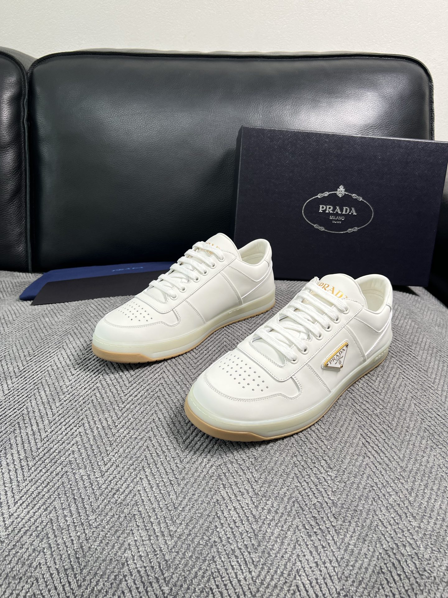 Prada  高品质  顶级工艺品，普拉达 专柜同步，原厂配置意大利进口牛皮面料，进口牛皮内里垫，透气舒适，鞋底：原厂特
