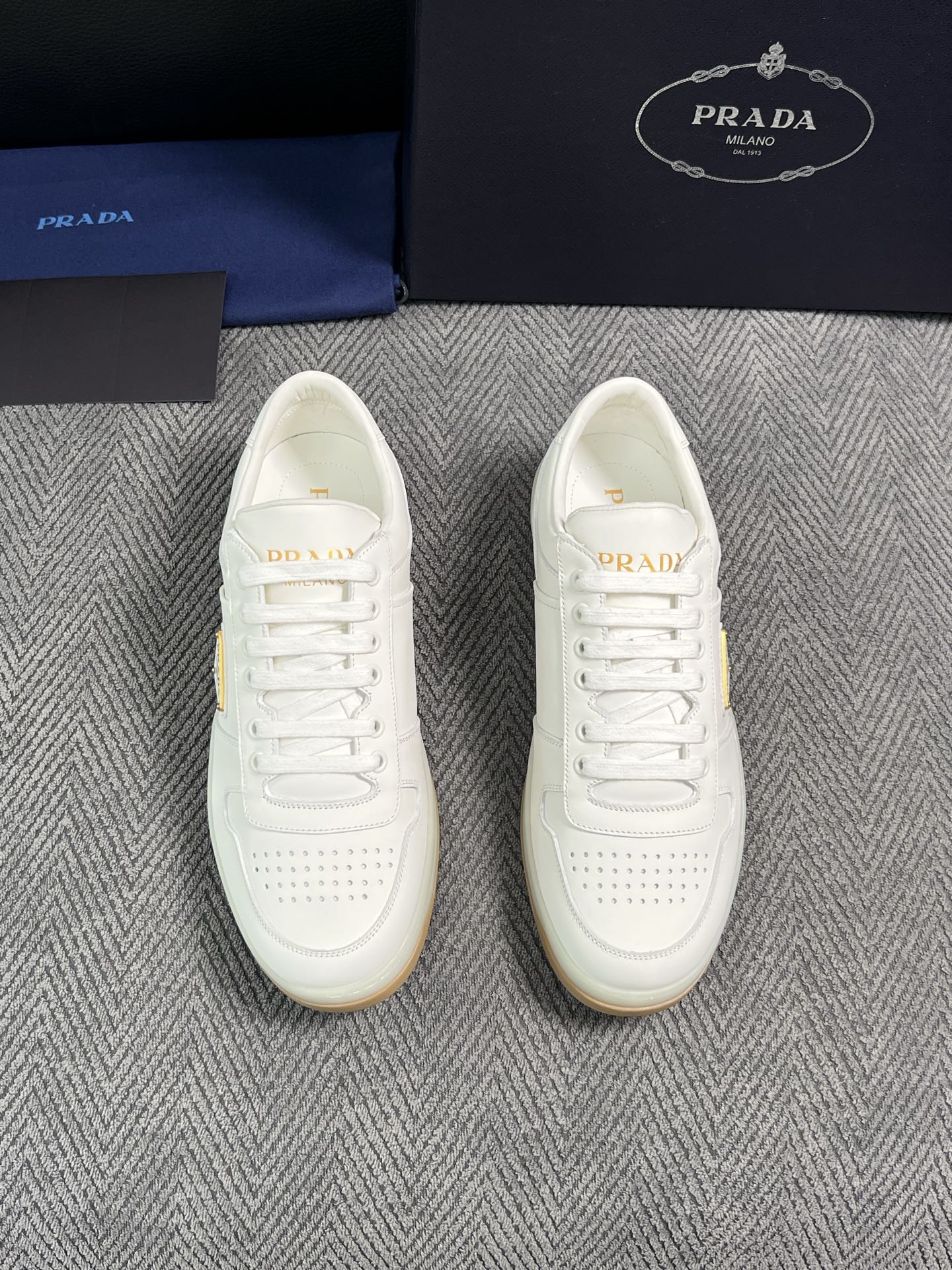 Prada  高品质  顶级工艺品，普拉达 专柜同步，原厂配置意大利进口牛皮面料，进口牛皮内里垫，透气舒适，鞋底：原厂特