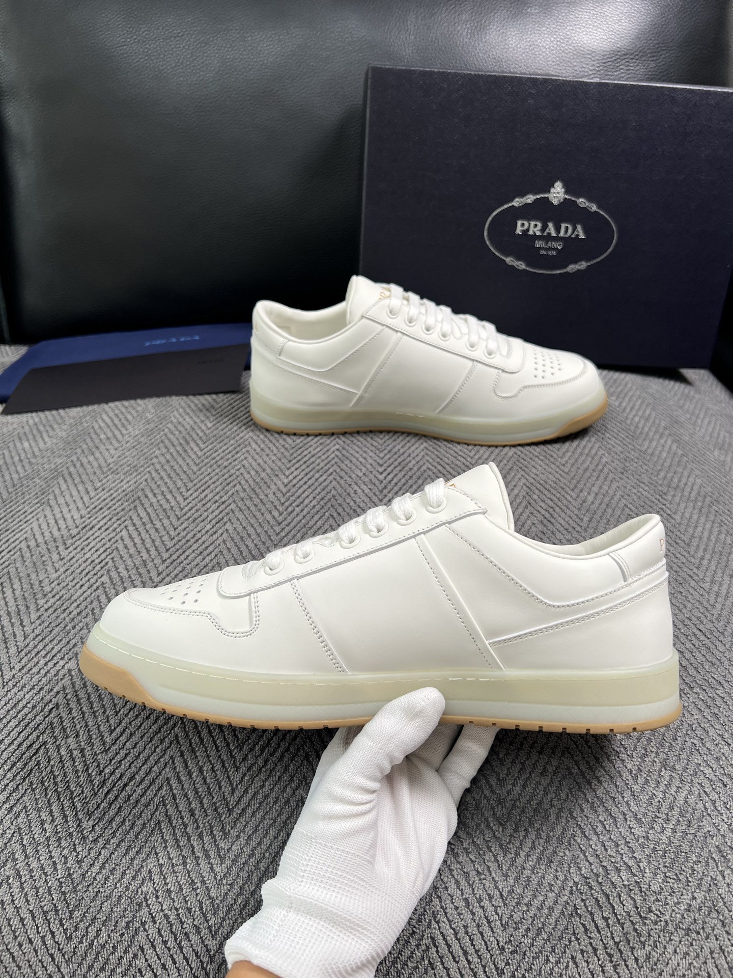 Prada  高品质  顶级工艺品，普拉达 专柜同步，原厂配置意大利进口牛皮面料，进口牛皮内里垫，透气舒适，鞋底：原厂特