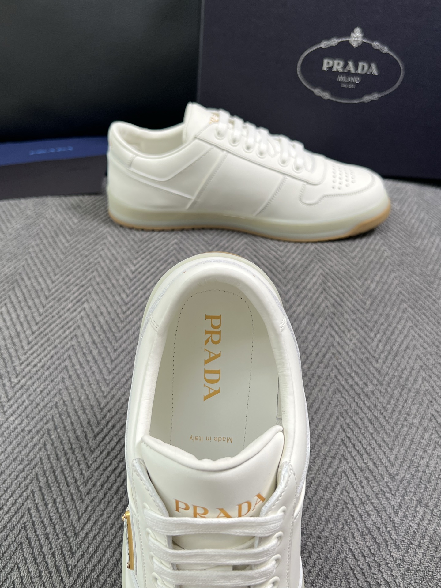 Prada  高品质  顶级工艺品，普拉达 专柜同步，原厂配置意大利进口牛皮面料，进口牛皮内里垫，透气舒适，鞋底：原厂特