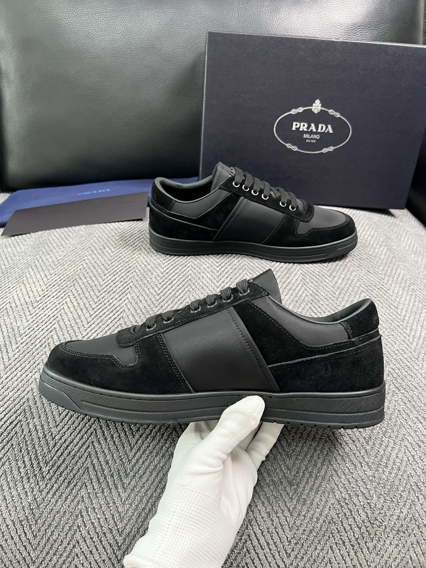 Prada  高品质  顶级工艺品，普拉达 专柜同步，原厂配置意大利进口牛皮面料，进口牛皮内里垫，透气舒适，鞋底：原厂特