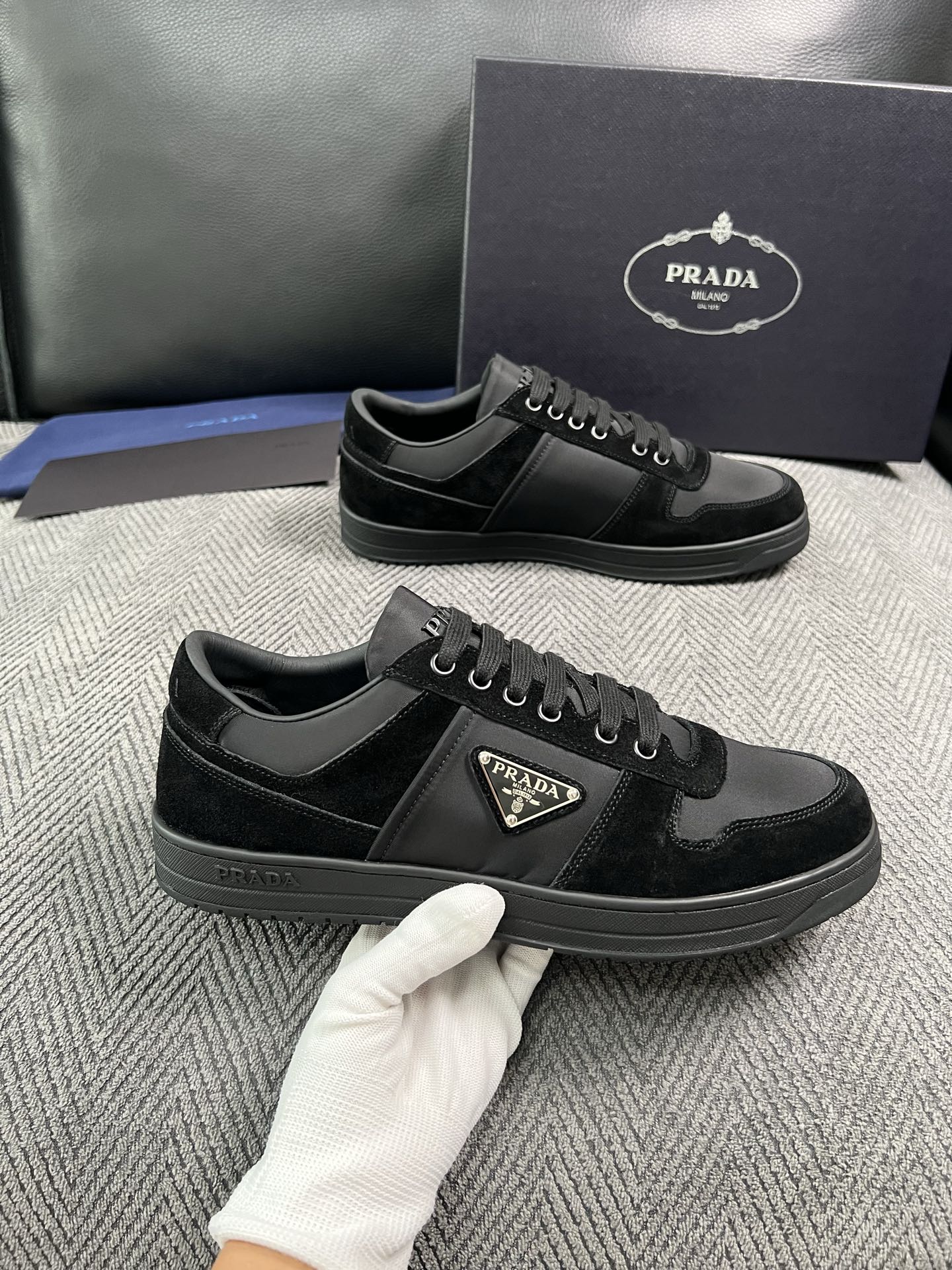 Prada  高品质  顶级工艺品，普拉达 专柜同步，原厂配置意大利进口牛皮面料，进口牛皮内里垫，透气舒适，鞋底：原厂特