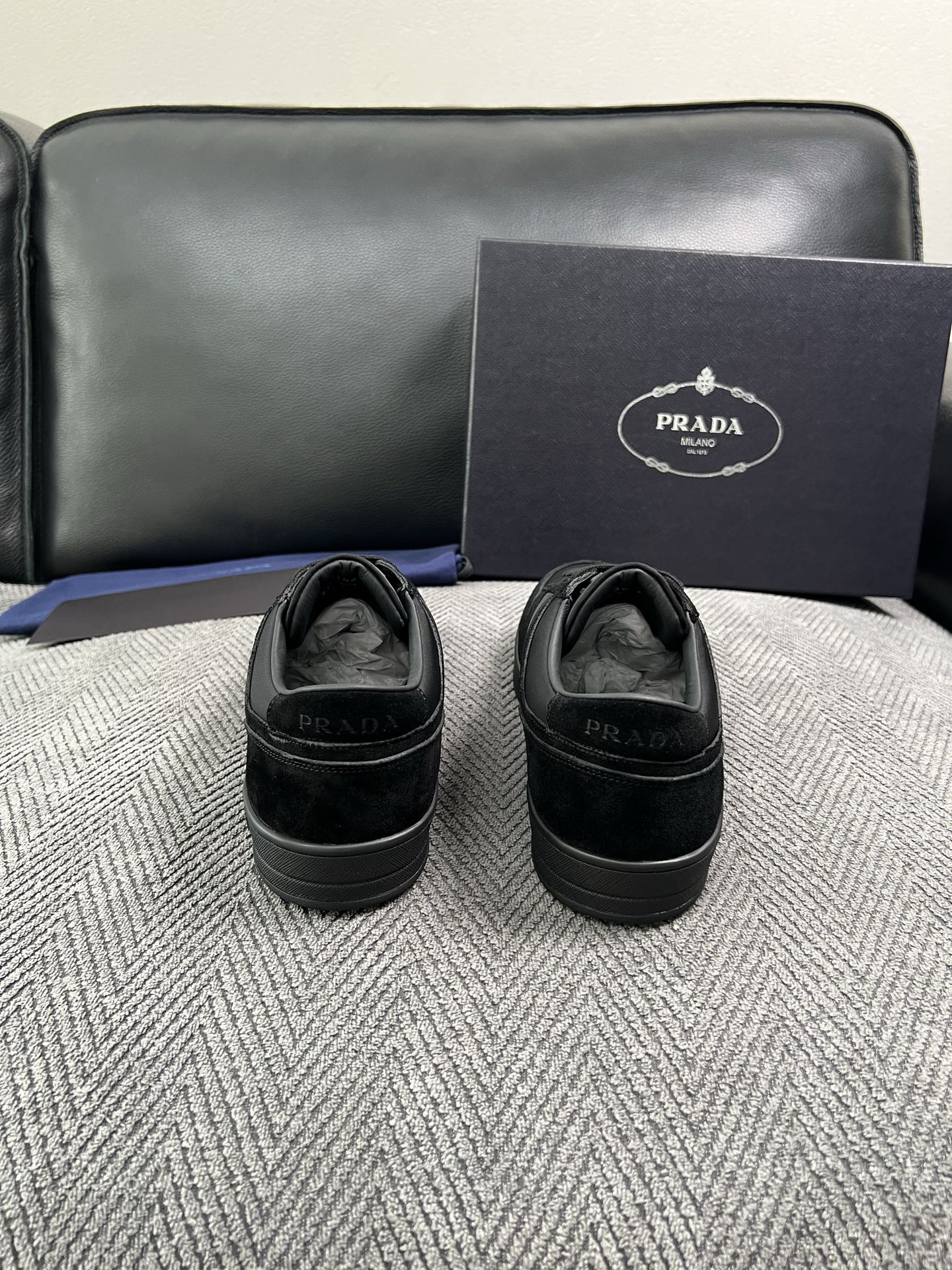 Prada  高品质  顶级工艺品，普拉达 专柜同步，原厂配置意大利进口牛皮面料，进口牛皮内里垫，透气舒适，鞋底：原厂特