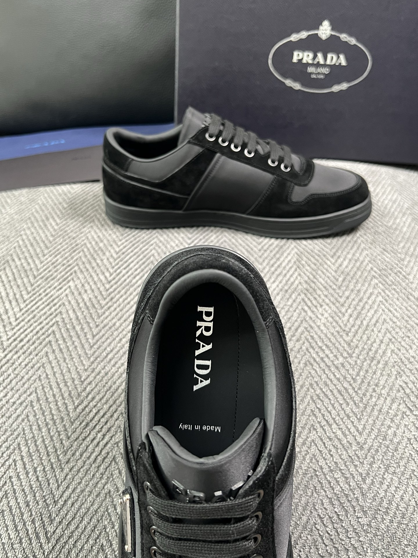 Prada  高品质  顶级工艺品，普拉达 专柜同步，原厂配置意大利进口牛皮面料，进口牛皮内里垫，透气舒适，鞋底：原厂特