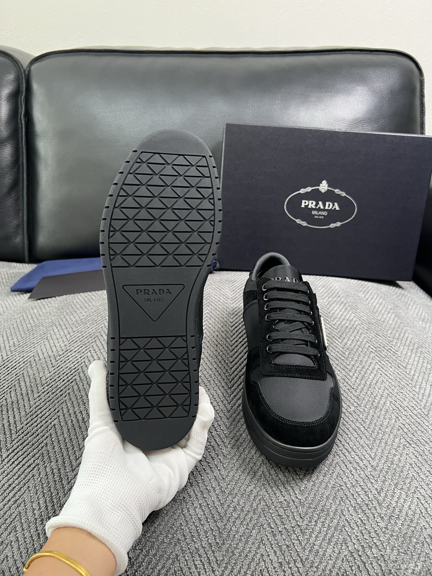 Prada  高品质  顶级工艺品，普拉达 专柜同步，原厂配置意大利进口牛皮面料，进口牛皮内里垫，透气舒适，鞋底：原厂特