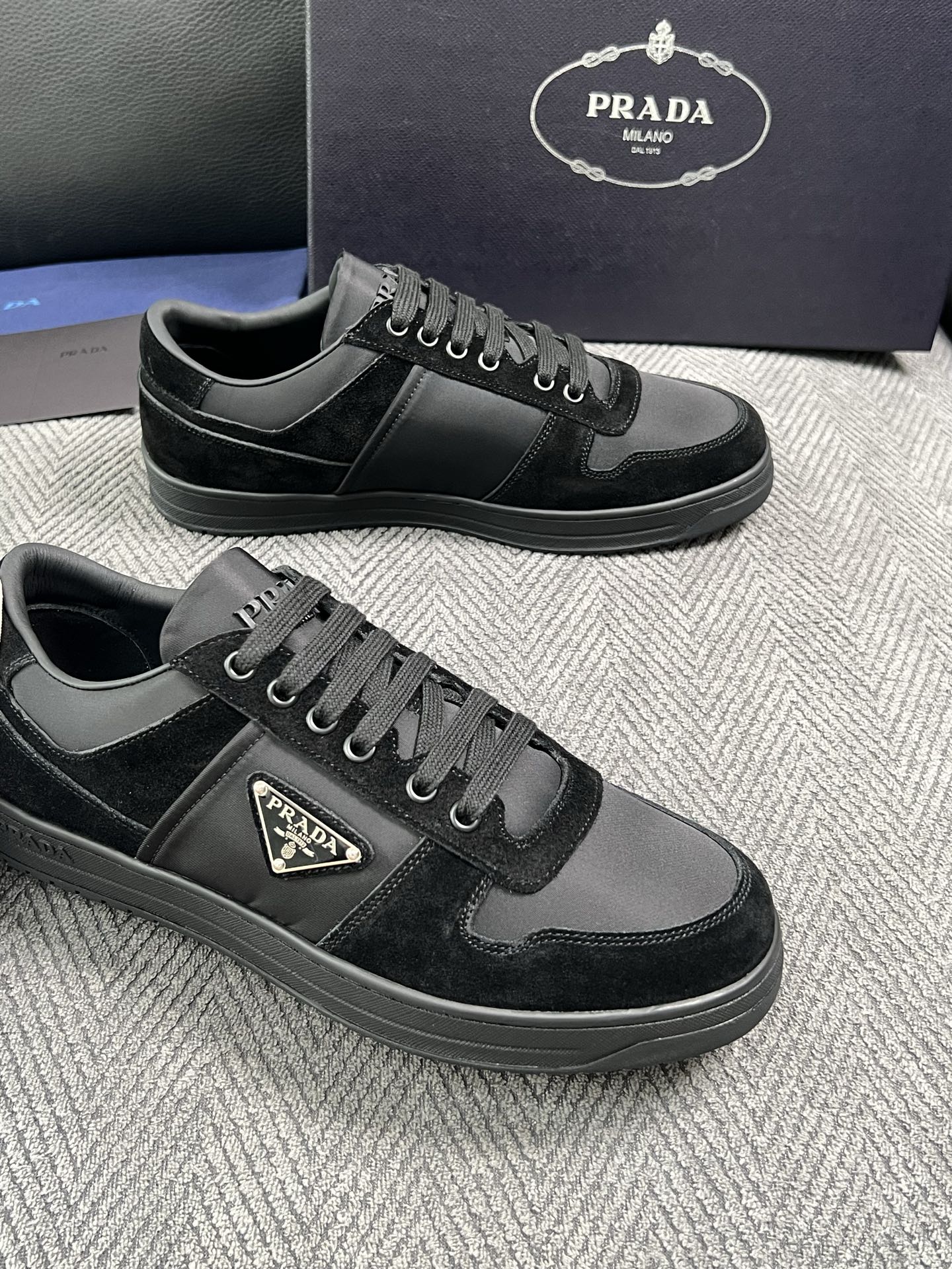Prada  高品质  顶级工艺品，普拉达 专柜同步，原厂配置意大利进口牛皮面料，进口牛皮内里垫，透气舒适，鞋底：原厂特