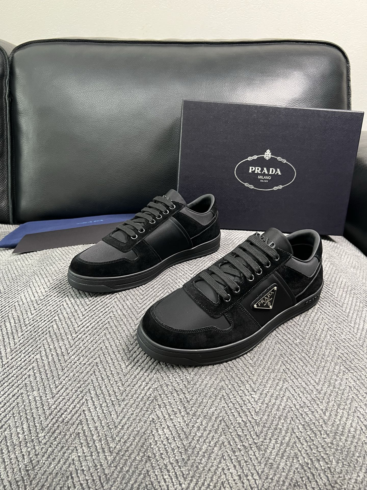 Prada  高品质  顶级工艺品，普拉达 专柜同步，原厂配置意大利进口牛皮面料，进口牛皮内里垫，透气舒适，鞋底：原厂特