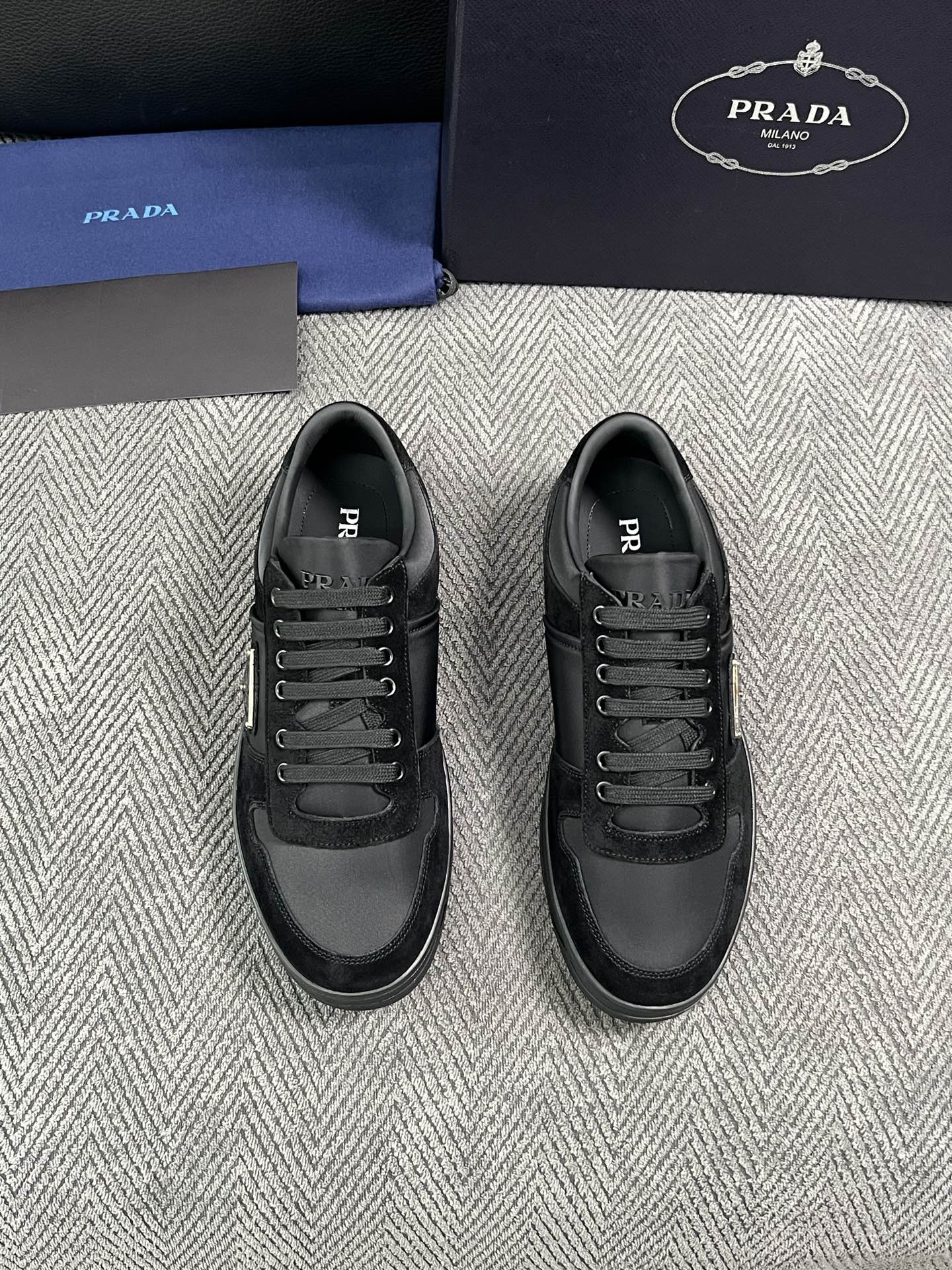 Prada  高品质  顶级工艺品，普拉达 专柜同步，原厂配置意大利进口牛皮面料，进口牛皮内里垫，透气舒适，鞋底：原厂特