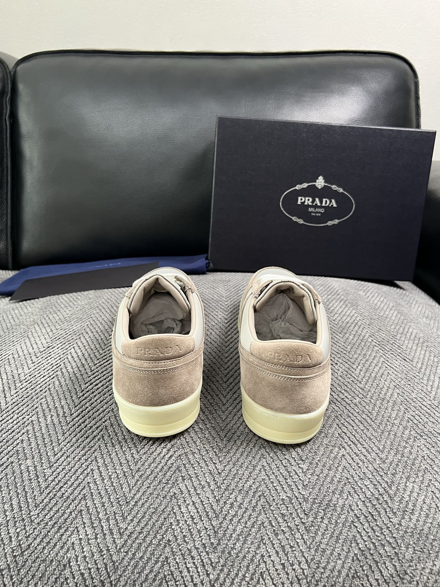 Prada  高品质  顶级工艺品，普拉达 专柜同步，原厂配置意大利进口牛皮面料，进口牛皮内里垫，透气舒适，鞋底：原厂特
