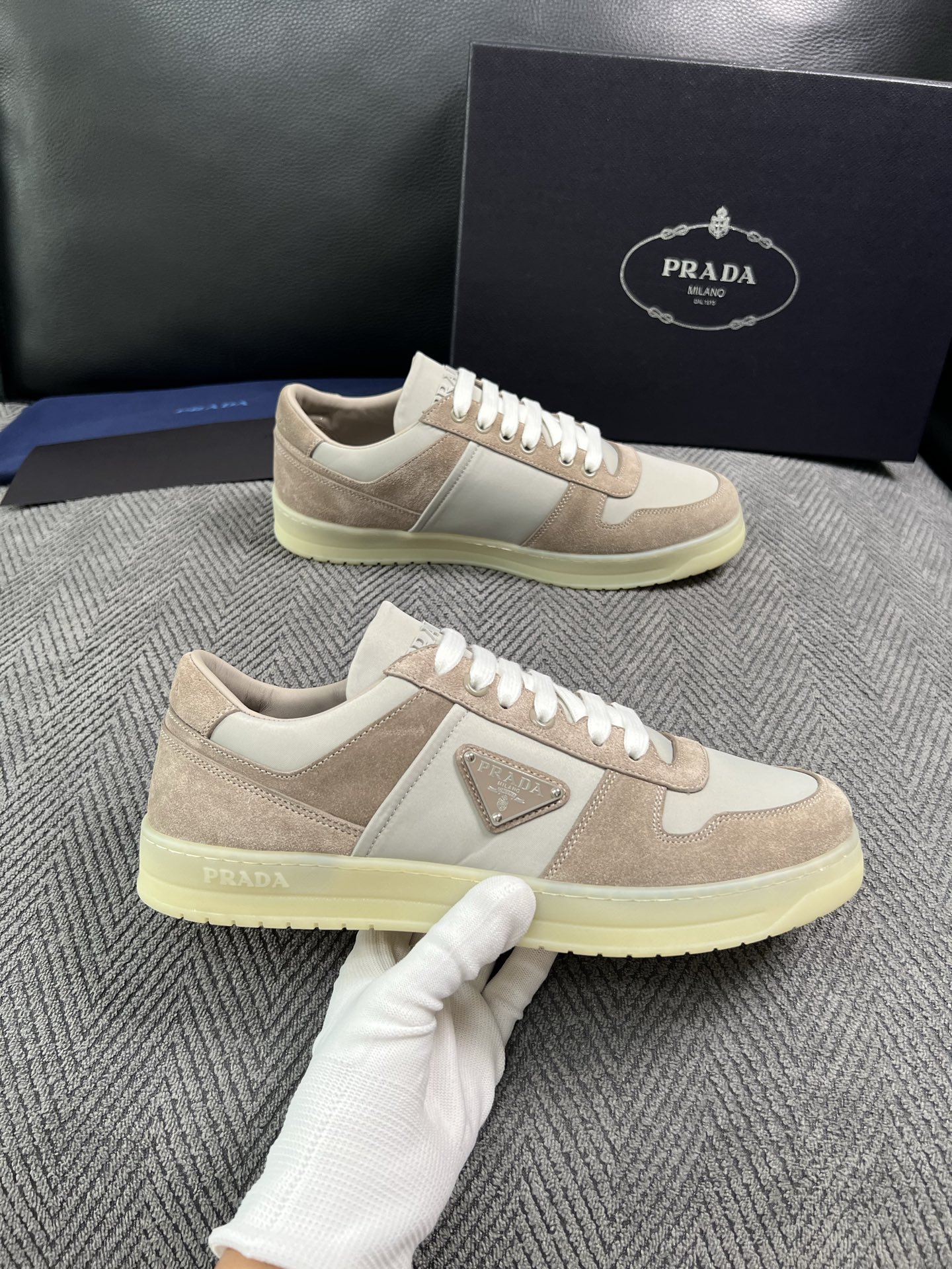 Prada  高品质  顶级工艺品，普拉达 专柜同步，原厂配置意大利进口牛皮面料，进口牛皮内里垫，透气舒适，鞋底：原厂特