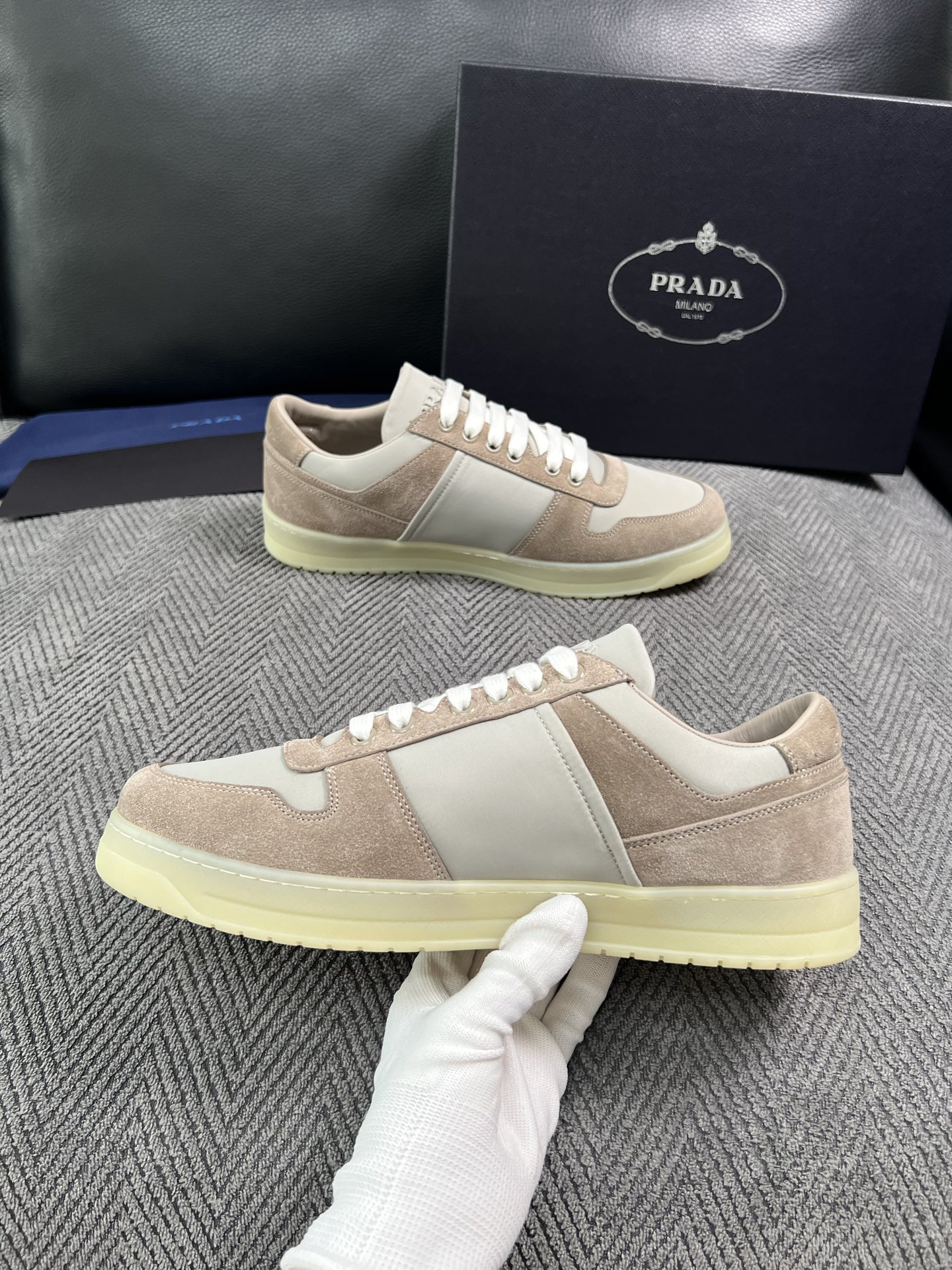 Prada  高品质  顶级工艺品，普拉达 专柜同步，原厂配置意大利进口牛皮面料，进口牛皮内里垫，透气舒适，鞋底：原厂特