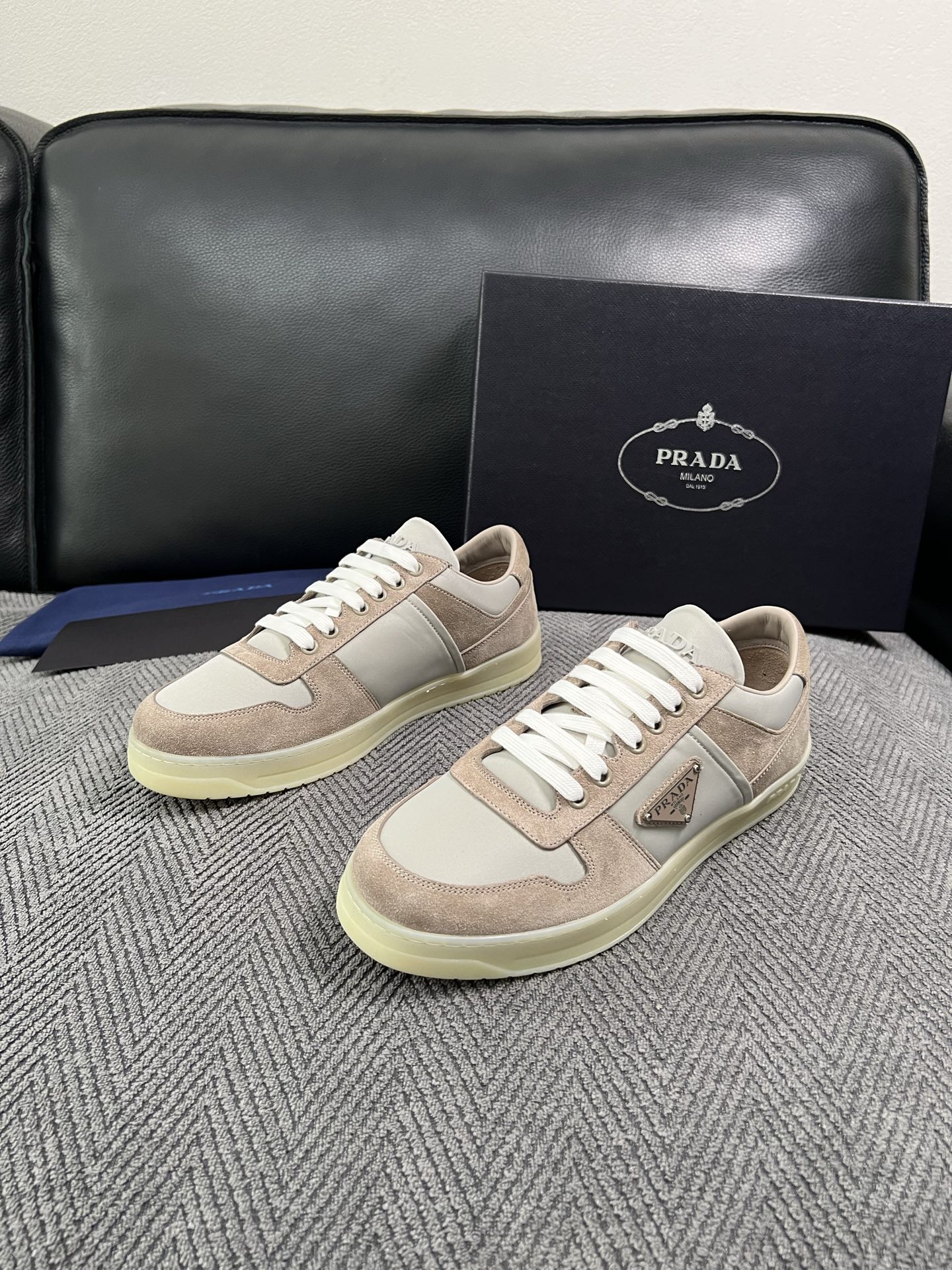 Prada  高品质  顶级工艺品，普拉达 专柜同步，原厂配置意大利进口牛皮面料，进口牛皮内里垫，透气舒适，鞋底：原厂特
