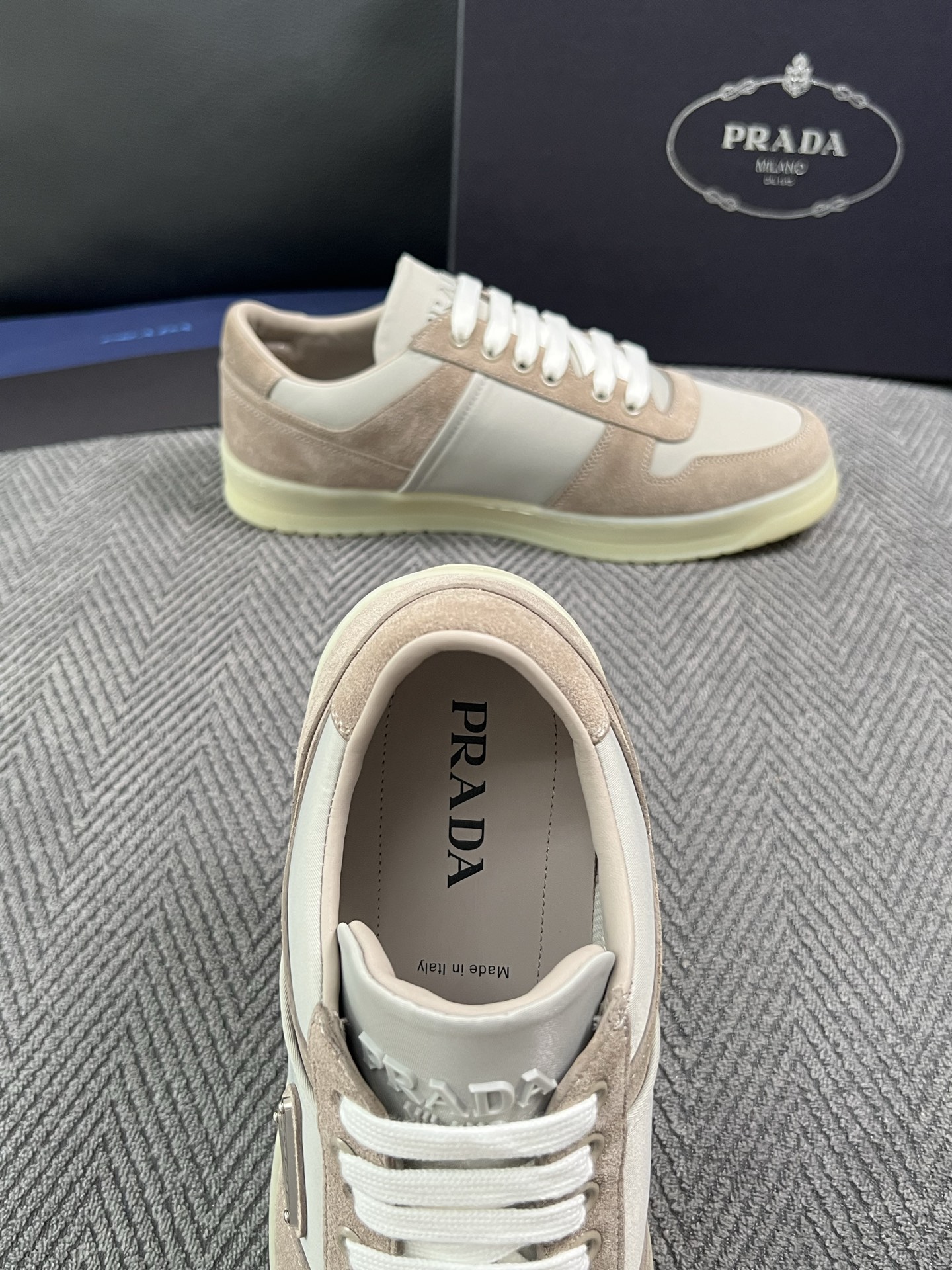 Prada  高品质  顶级工艺品，普拉达 专柜同步，原厂配置意大利进口牛皮面料，进口牛皮内里垫，透气舒适，鞋底：原厂特