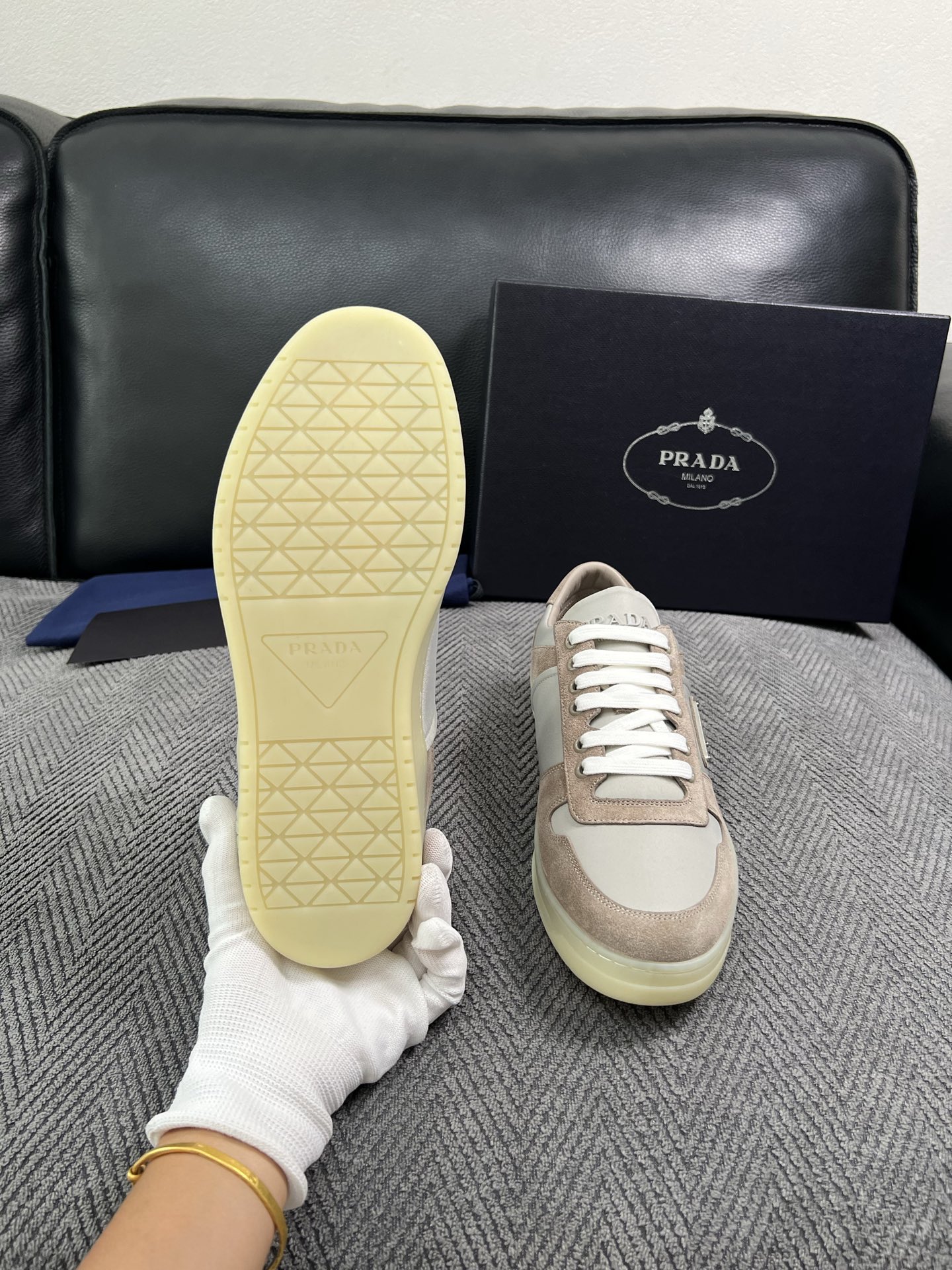 Prada  高品质  顶级工艺品，普拉达 专柜同步，原厂配置意大利进口牛皮面料，进口牛皮内里垫，透气舒适，鞋底：原厂特