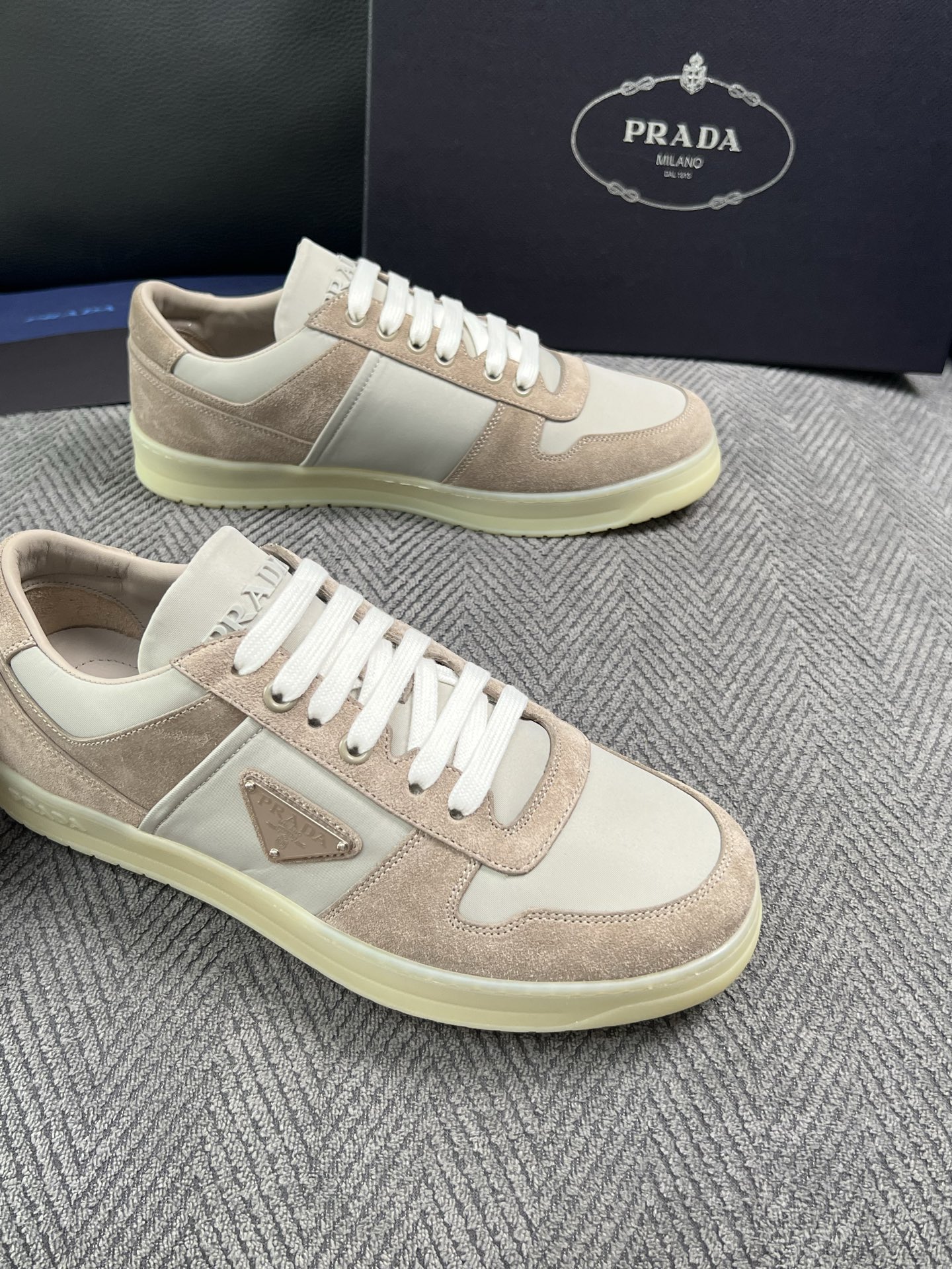 Prada  高品质  顶级工艺品，普拉达 专柜同步，原厂配置意大利进口牛皮面料，进口牛皮内里垫，透气舒适，鞋底：原厂特