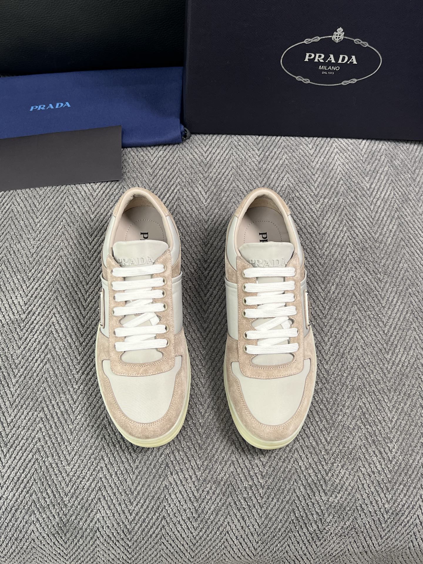 Prada  高品质  顶级工艺品，普拉达 专柜同步，原厂配置意大利进口牛皮面料，进口牛皮内里垫，透气舒适，鞋底：原厂特