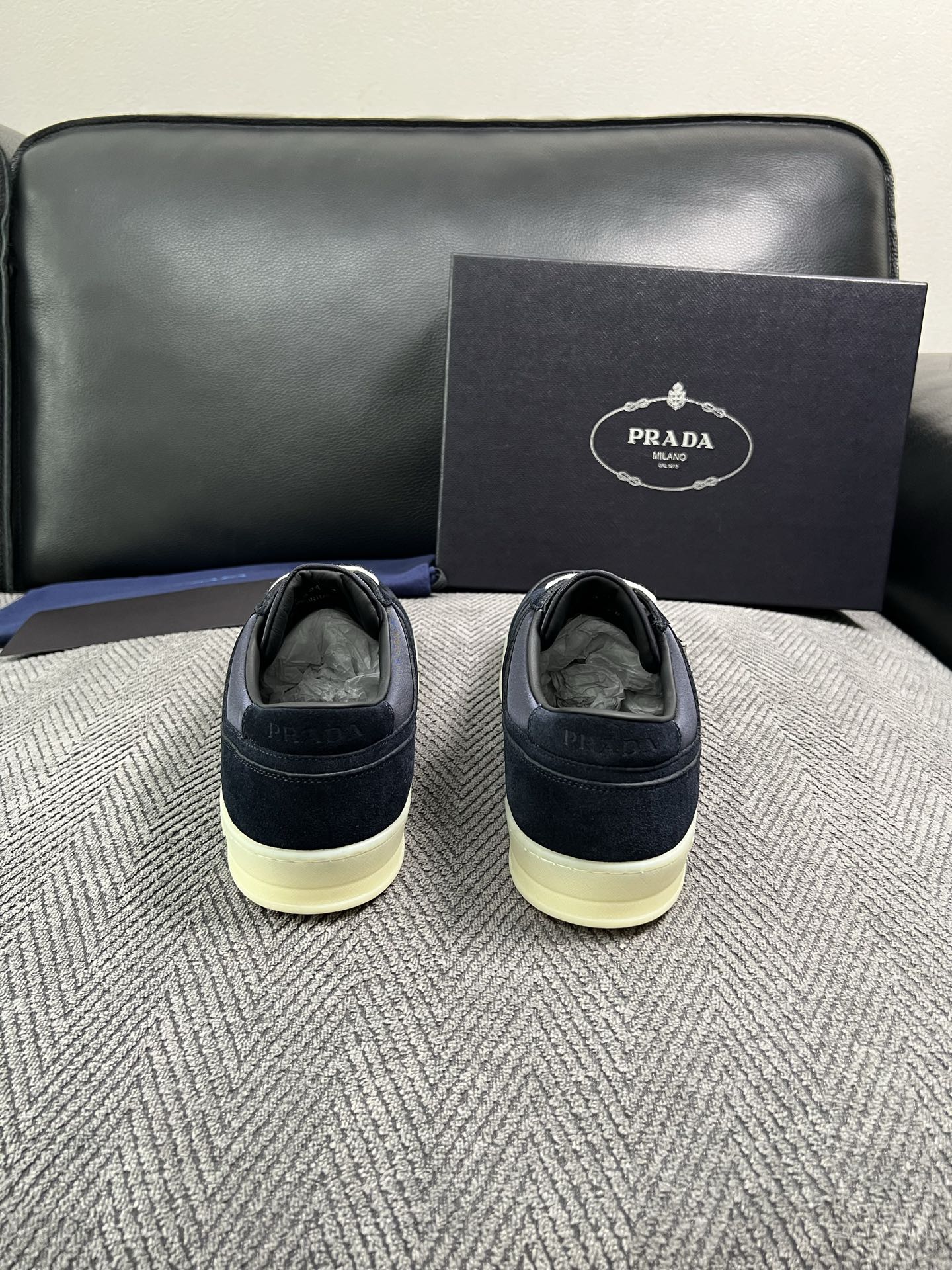 Prada  高品质  顶级工艺品，普拉达 专柜同步，原厂配置意大利进口牛皮面料，进口牛皮内里垫，透气舒适，鞋底：原厂特