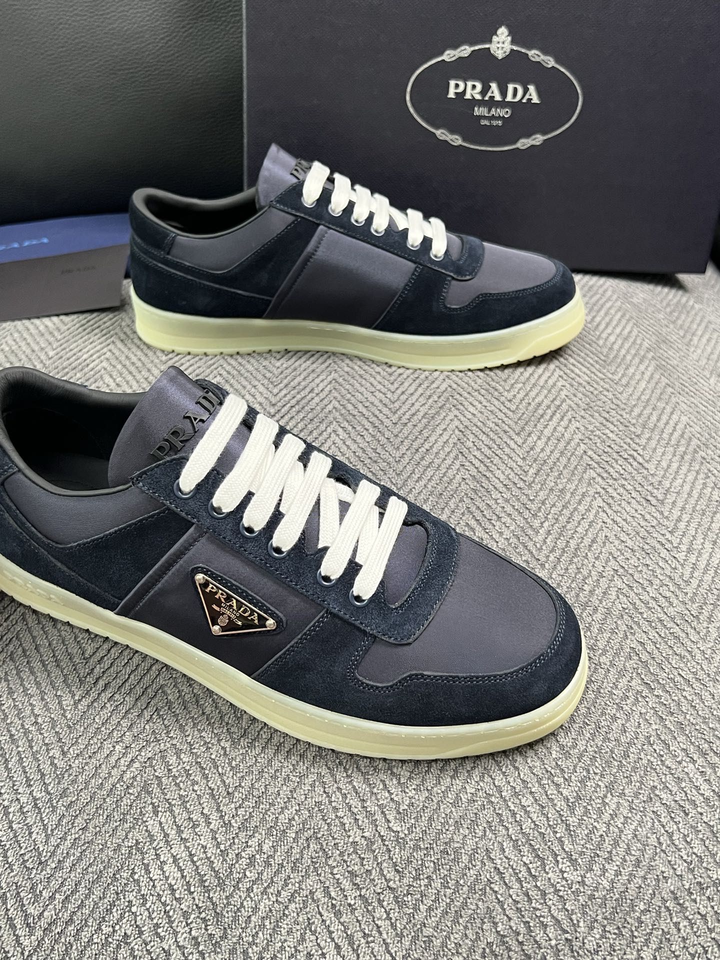Prada  高品质  顶级工艺品，普拉达 专柜同步，原厂配置意大利进口牛皮面料，进口牛皮内里垫，透气舒适，鞋底：原厂特