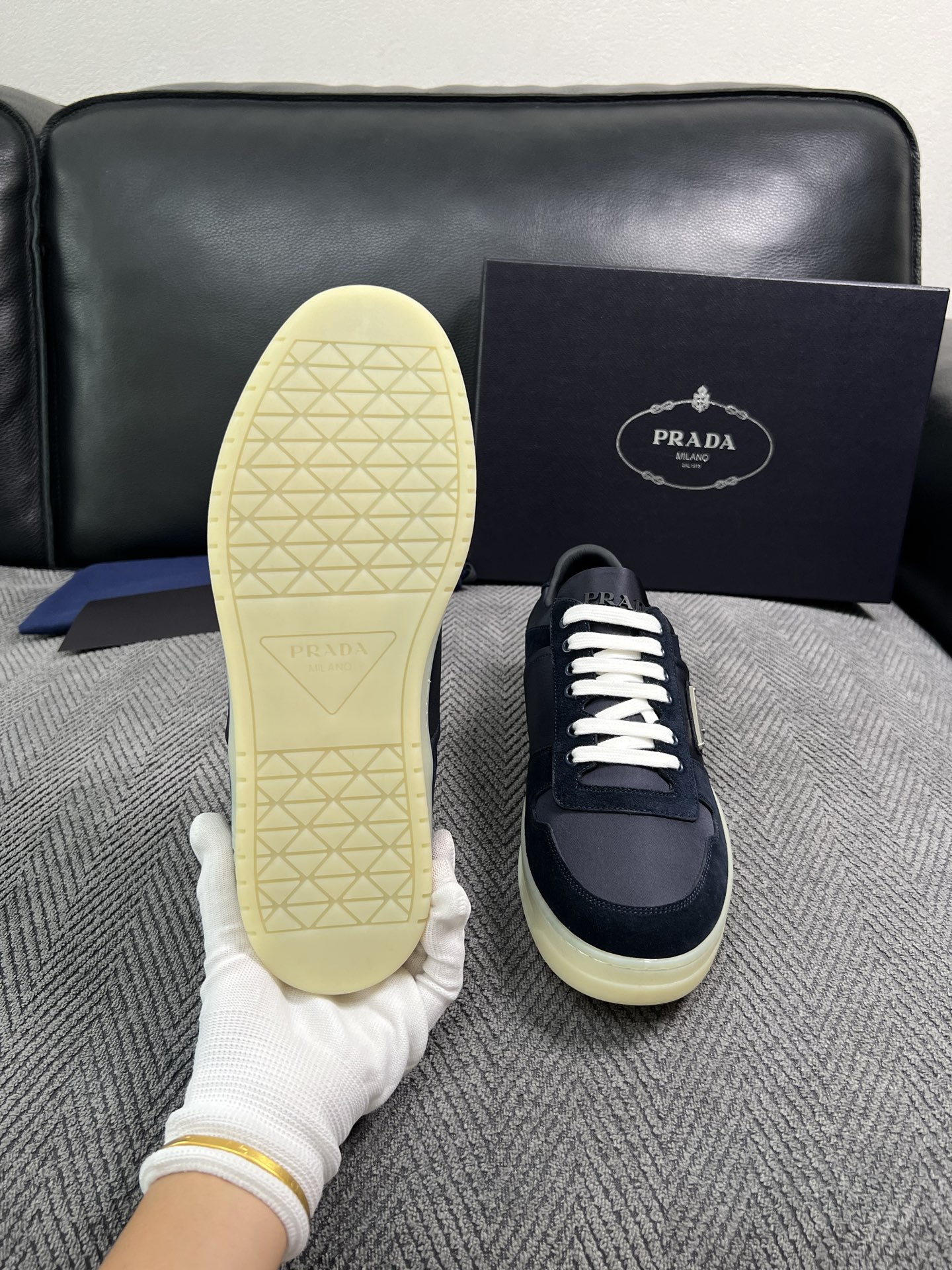 Prada  高品质  顶级工艺品，普拉达 专柜同步，原厂配置意大利进口牛皮面料，进口牛皮内里垫，透气舒适，鞋底：原厂特