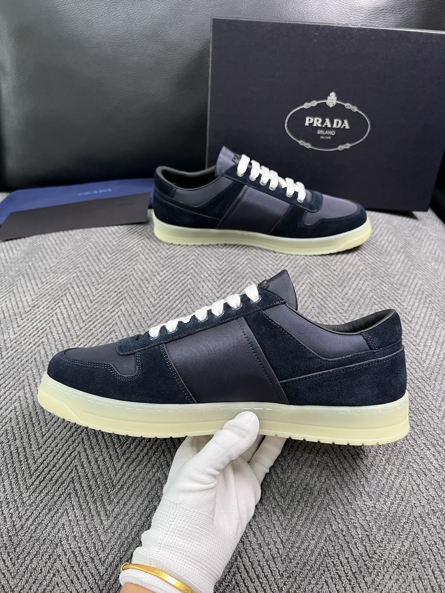 Prada  高品质  顶级工艺品，普拉达 专柜同步，原厂配置意大利进口牛皮面料，进口牛皮内里垫，透气舒适，鞋底：原厂特