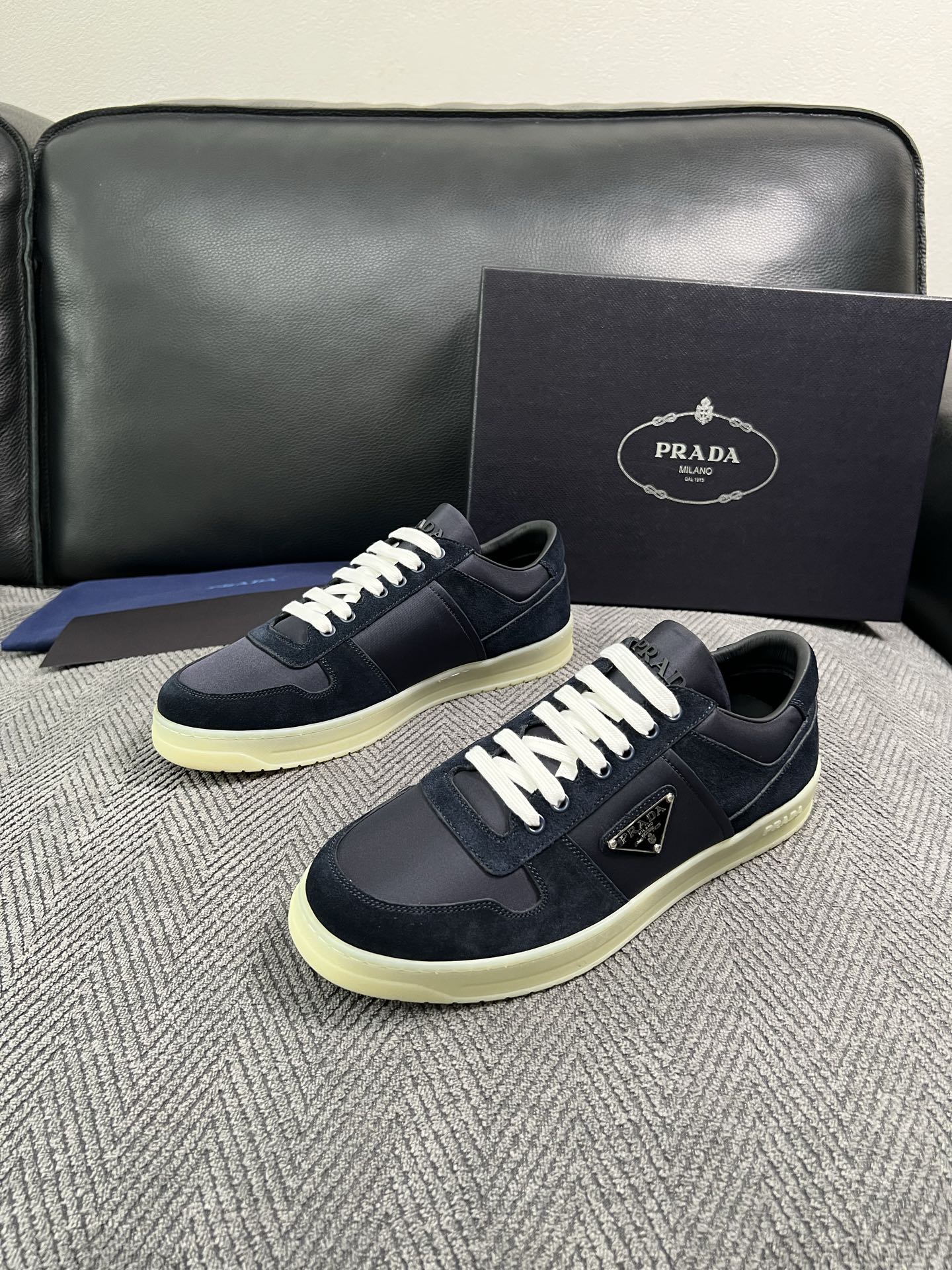 Prada  高品质  顶级工艺品，普拉达 专柜同步，原厂配置意大利进口牛皮面料，进口牛皮内里垫，透气舒适，鞋底：原厂特
