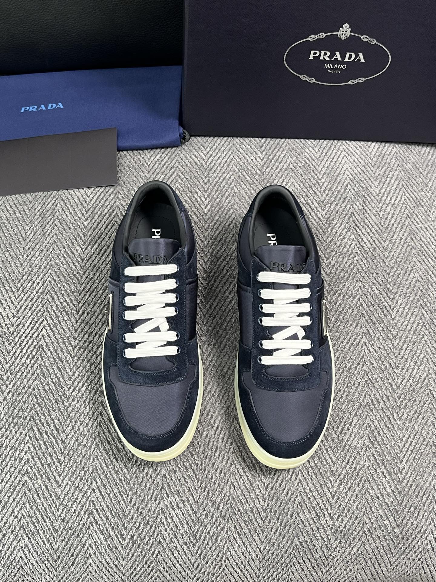 Prada  高品质  顶级工艺品，普拉达 专柜同步，原厂配置意大利进口牛皮面料，进口牛皮内里垫，透气舒适，鞋底：原厂特