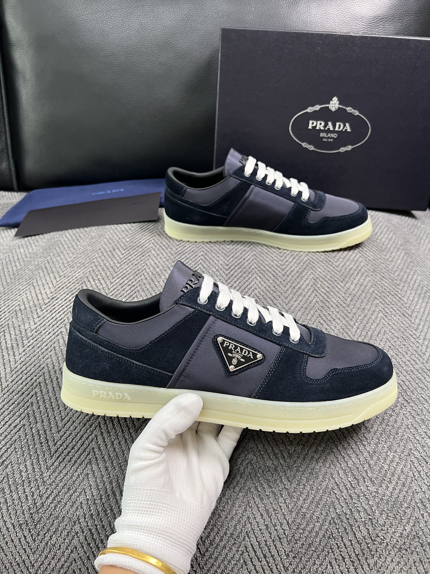 Prada  高品质  顶级工艺品，普拉达 专柜同步，原厂配置意大利进口牛皮面料，进口牛皮内里垫，透气舒适，鞋底：原厂特