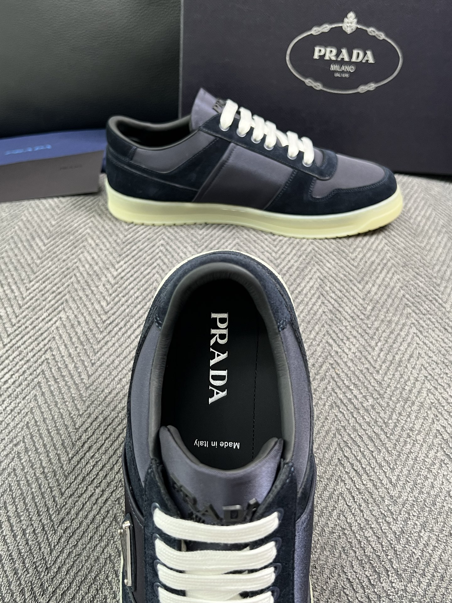 Prada  高品质  顶级工艺品，普拉达 专柜同步，原厂配置意大利进口牛皮面料，进口牛皮内里垫，透气舒适，鞋底：原厂特