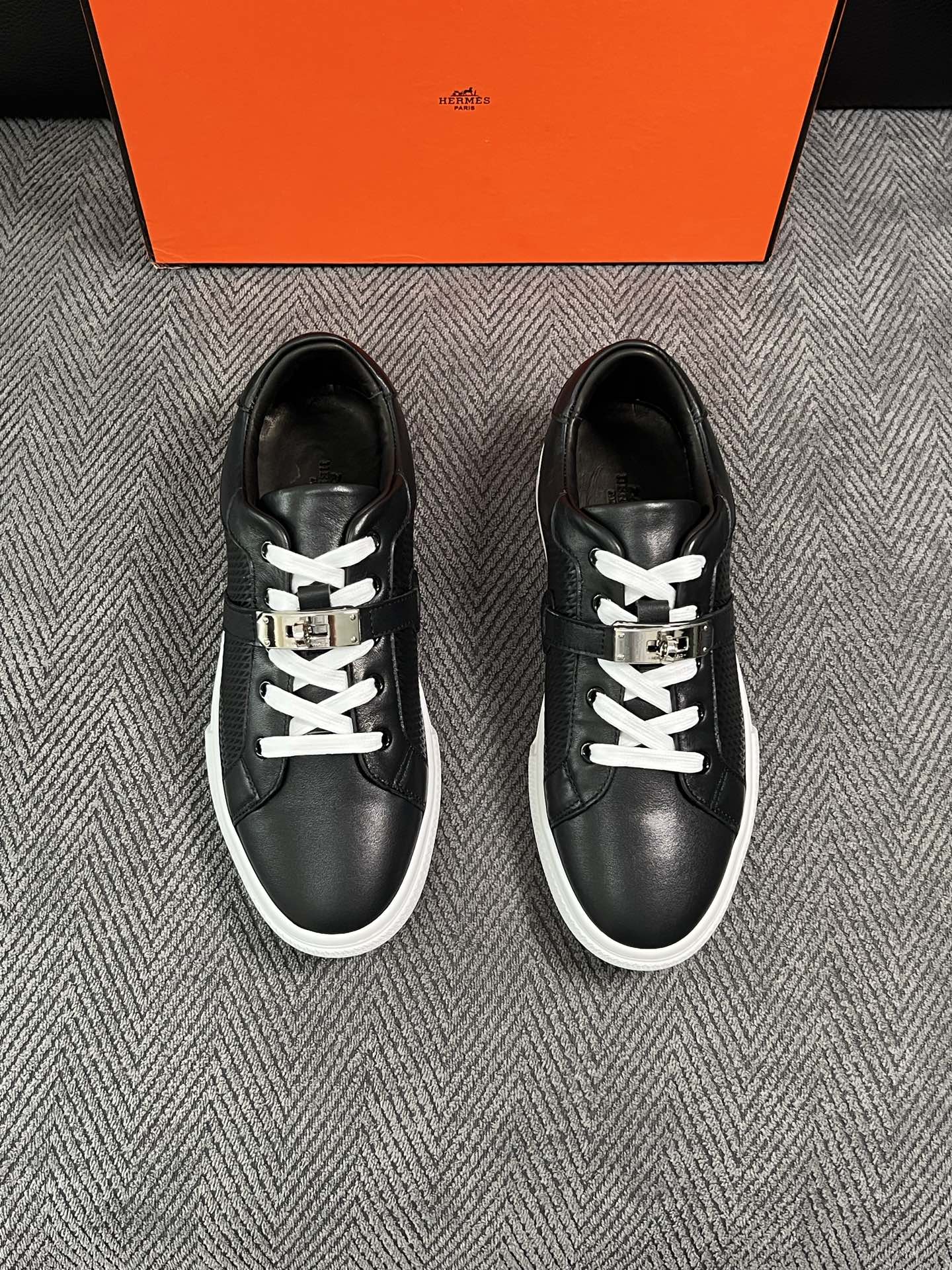 Hermes  高品质  顶级工艺品  爱马仕 专柜同步发售原厂配置，意大利进口原版牛皮面料，高品质拼接工艺，全进口水染