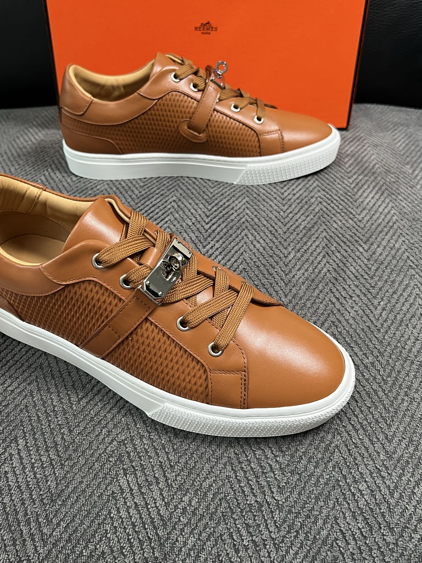 Hermes  高品质  顶级工艺品  爱马仕 专柜同步发售原厂配置，意大利进口原版牛皮面料，高品质拼接工艺，全进口水染
