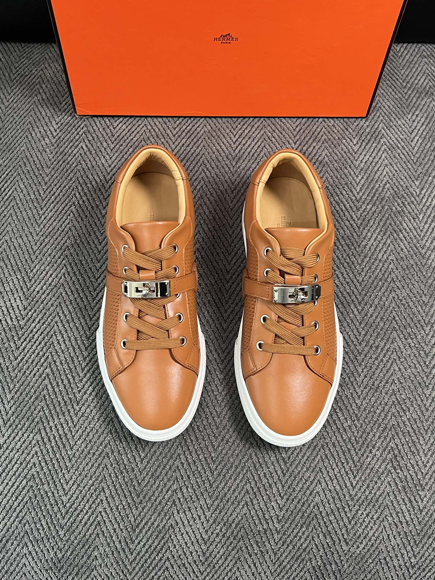 Hermes  高品质  顶级工艺品  爱马仕 专柜同步发售原厂配置，意大利进口原版牛皮面料，高品质拼接工艺，全进口水染