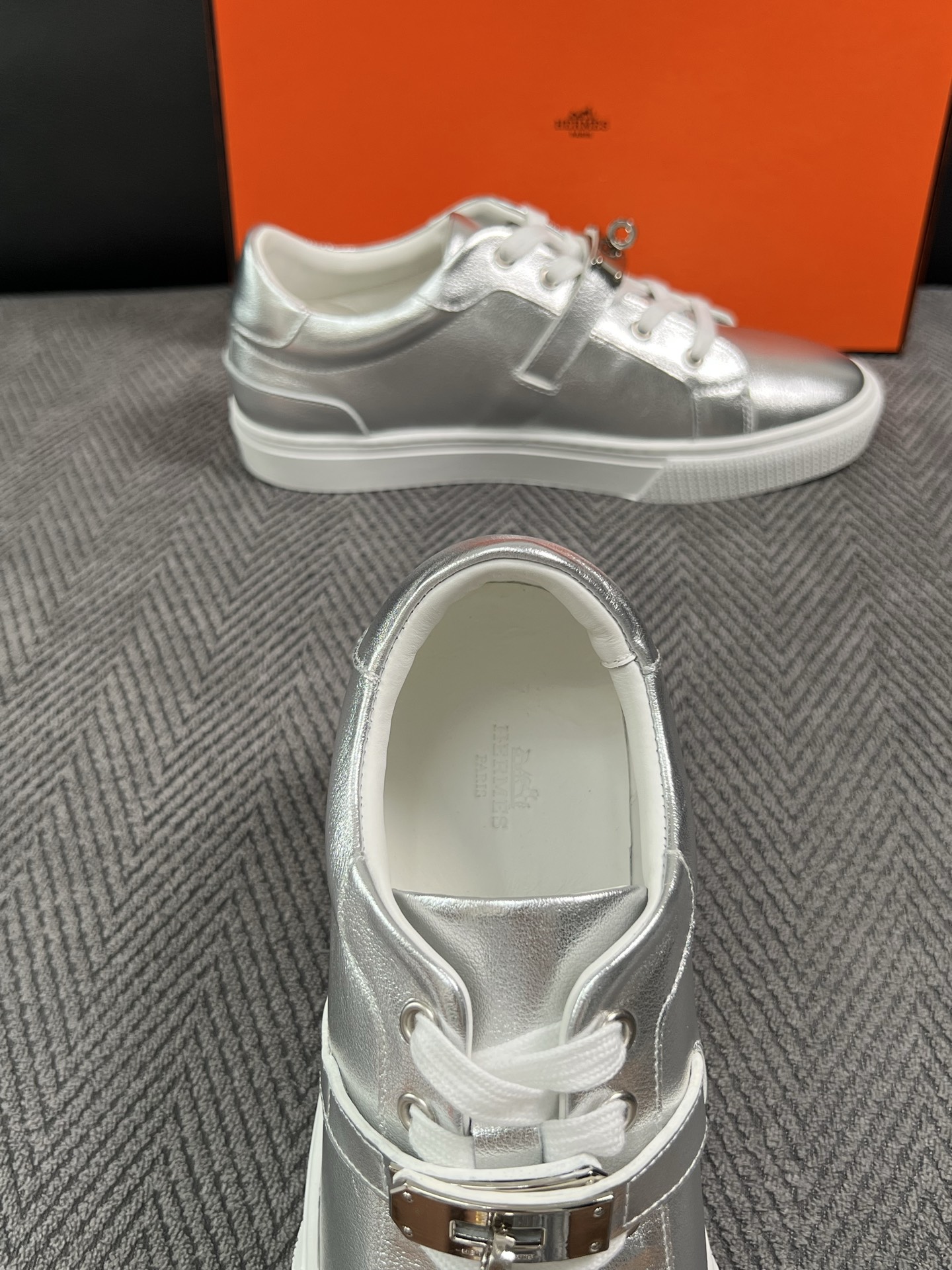 Hermes  高品质  顶级工艺品  爱马仕 专柜同步发售原厂配置，意大利进口原版牛皮面料，高品质拼接工艺，全进口水染