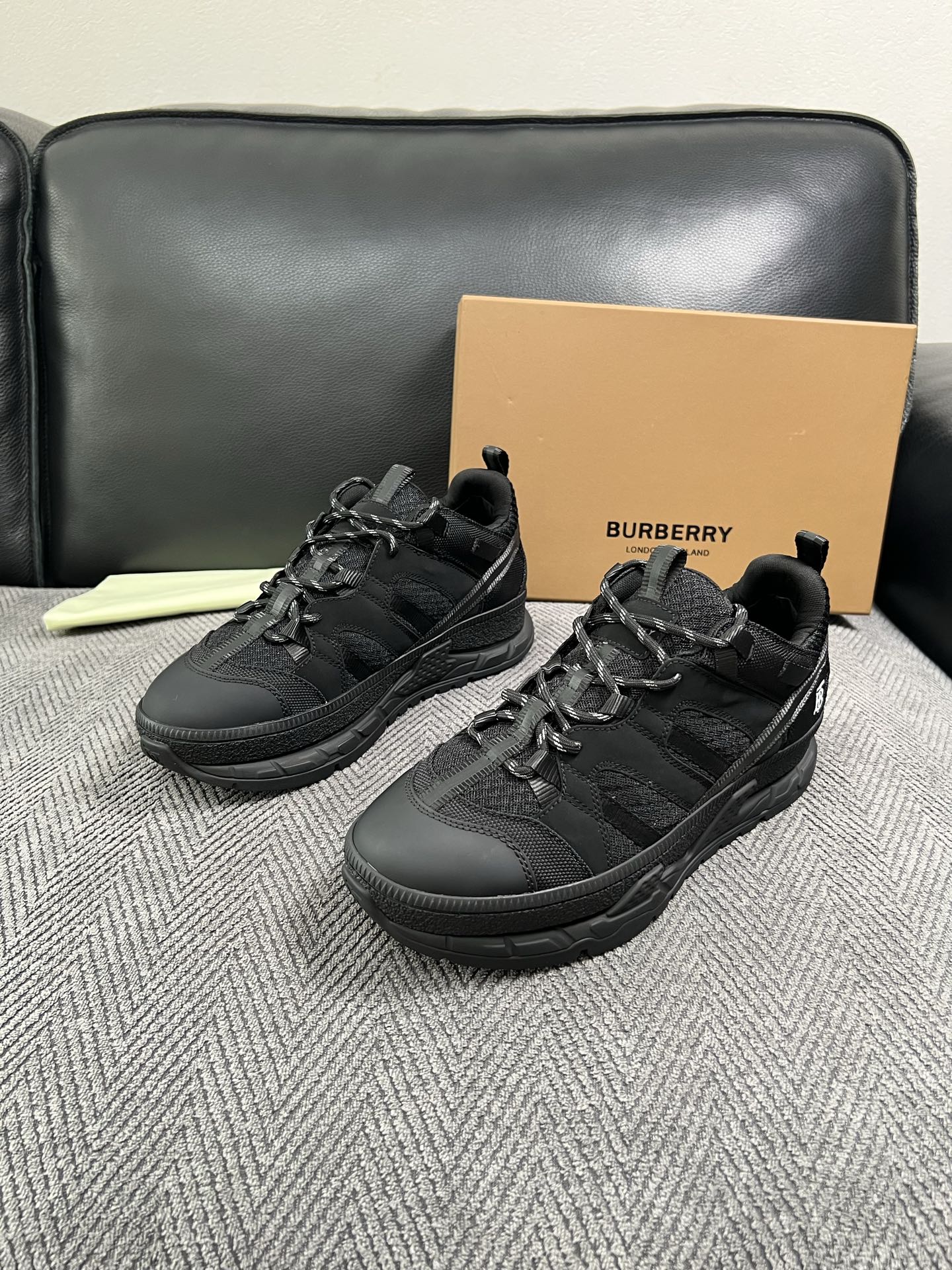 BURBERRY  高品质  顶级工艺品 巴宝莉 专柜同步，原厂配置意大利进口牛皮面料，高品质复杂拼接工艺，进口牛皮内里