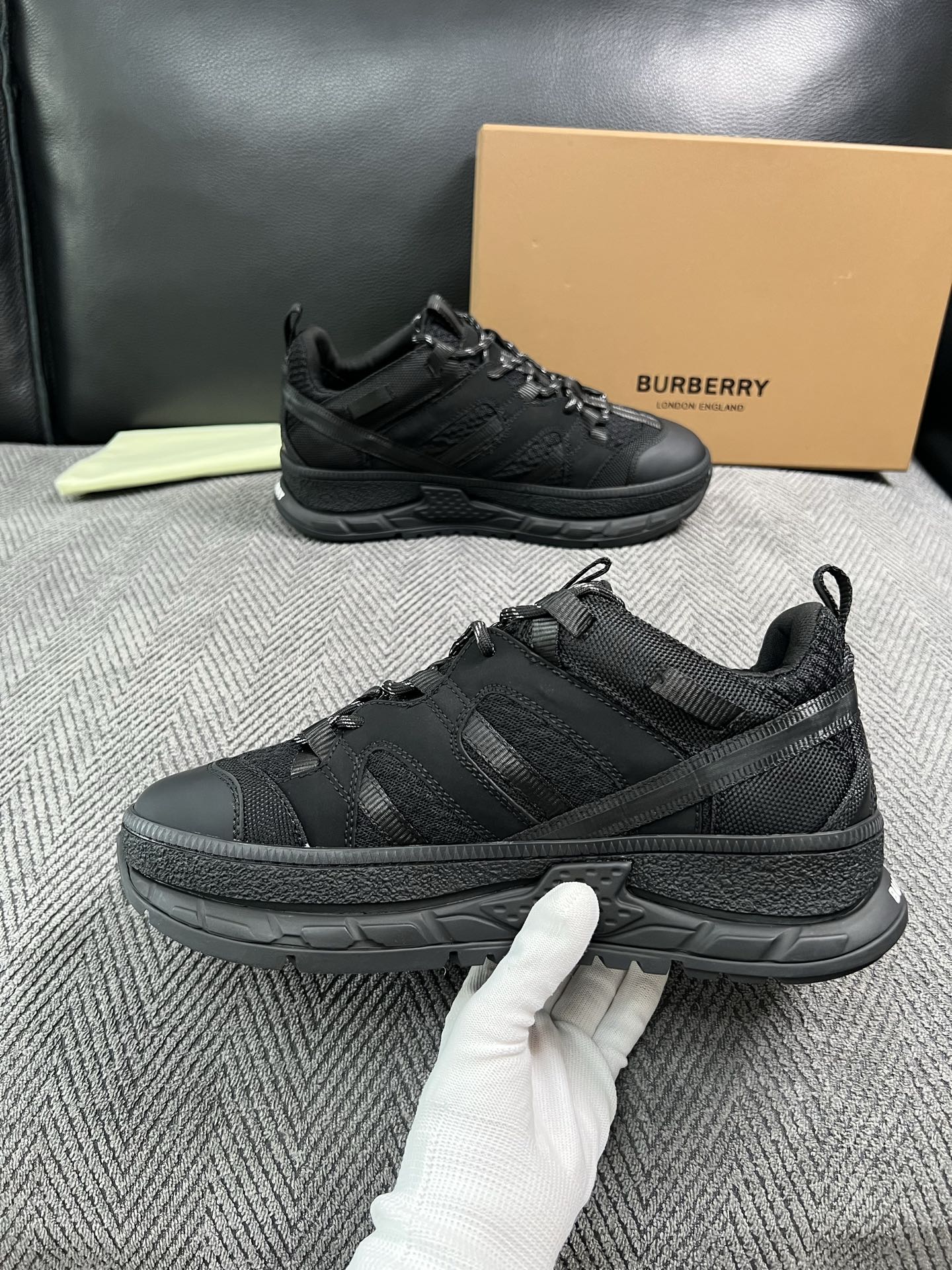 BURBERRY  高品质  顶级工艺品 巴宝莉 专柜同步，原厂配置意大利进口牛皮面料，高品质复杂拼接工艺，进口牛皮内里
