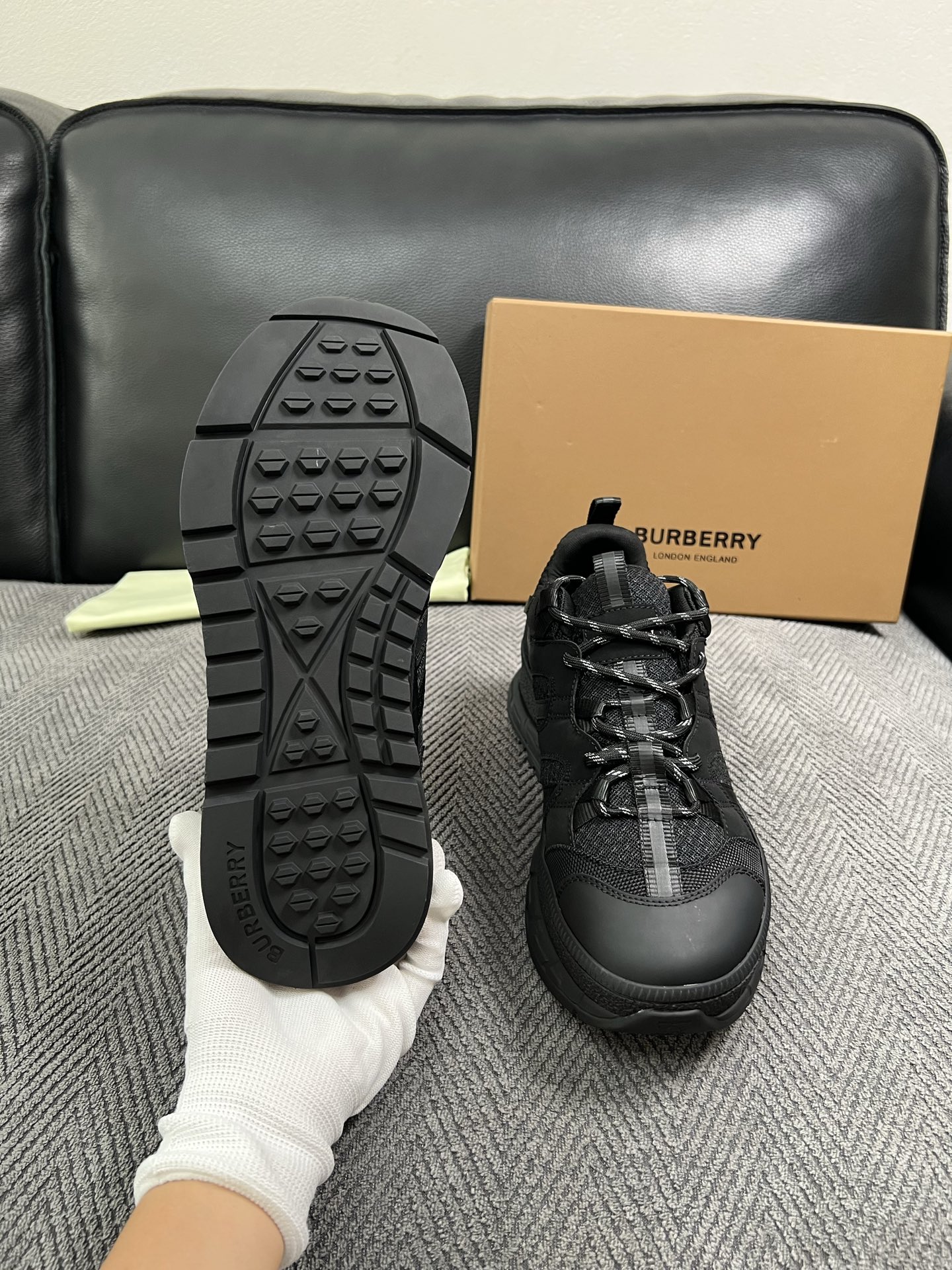 BURBERRY  高品质  顶级工艺品 巴宝莉 专柜同步，原厂配置意大利进口牛皮面料，高品质复杂拼接工艺，进口牛皮内里