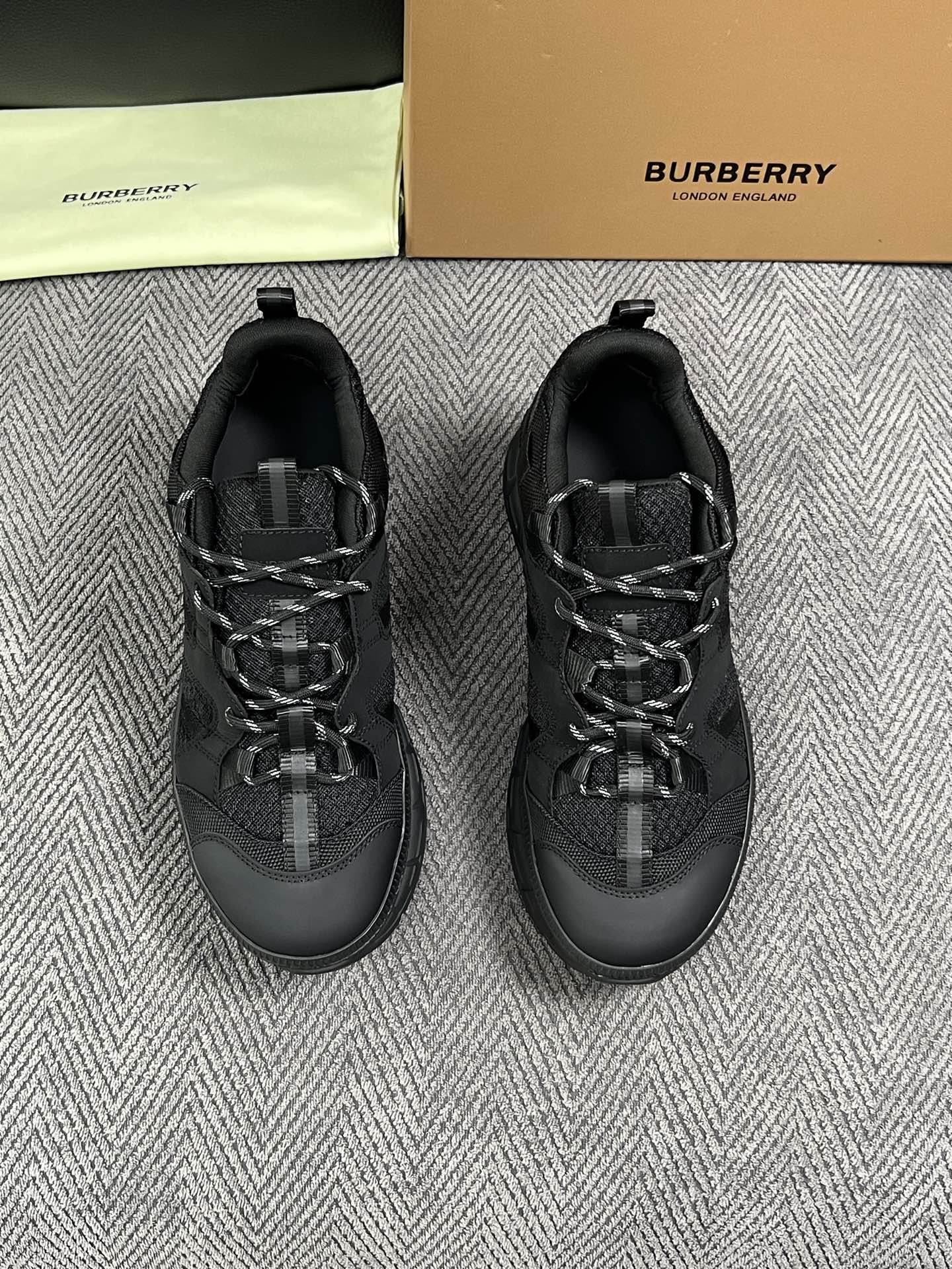 BURBERRY  高品质  顶级工艺品 巴宝莉 专柜同步，原厂配置意大利进口牛皮面料，高品质复杂拼接工艺，进口牛皮内里
