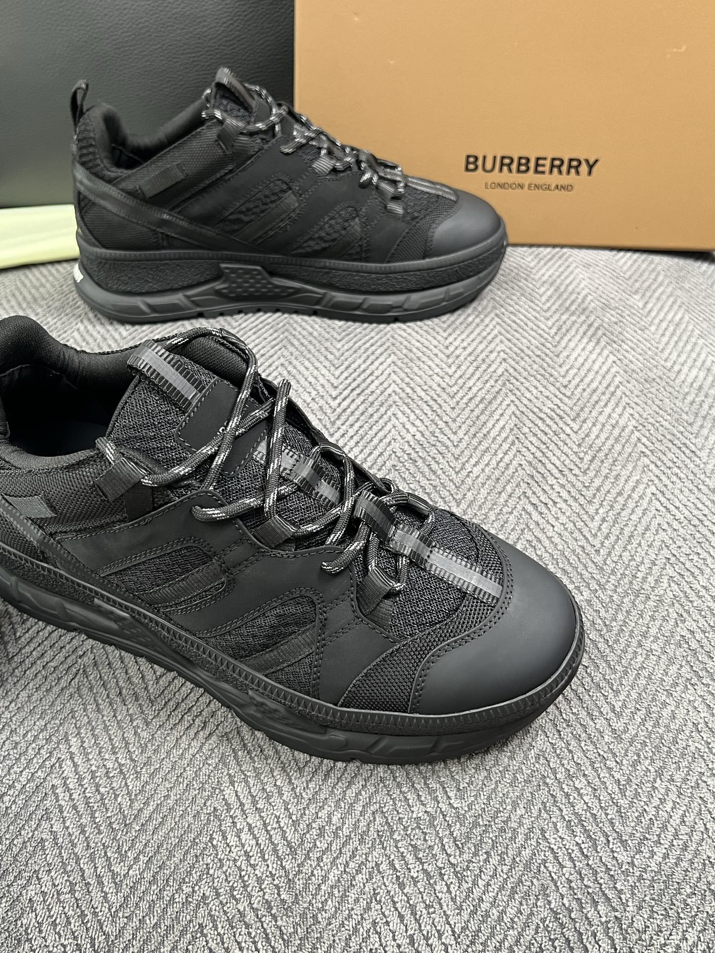 BURBERRY  高品质  顶级工艺品 巴宝莉 专柜同步，原厂配置意大利进口牛皮面料，高品质复杂拼接工艺，进口牛皮内里