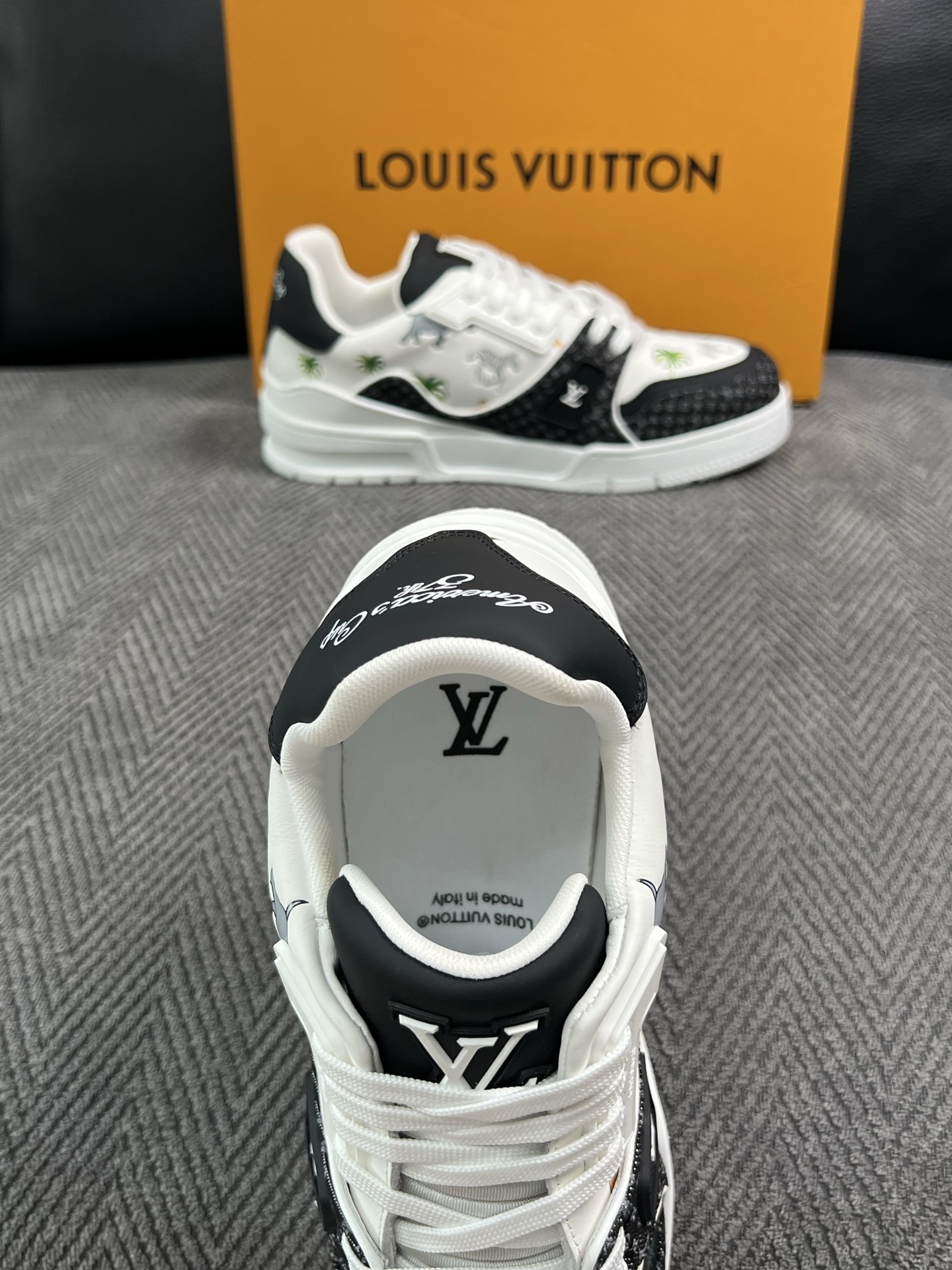 Lv  高品质  顶级工艺品  路易威登，运动板鞋专柜同步，鞋面意大利进口，高品质拼接缤纷色彩复杂工艺品，进口网布里垫柔