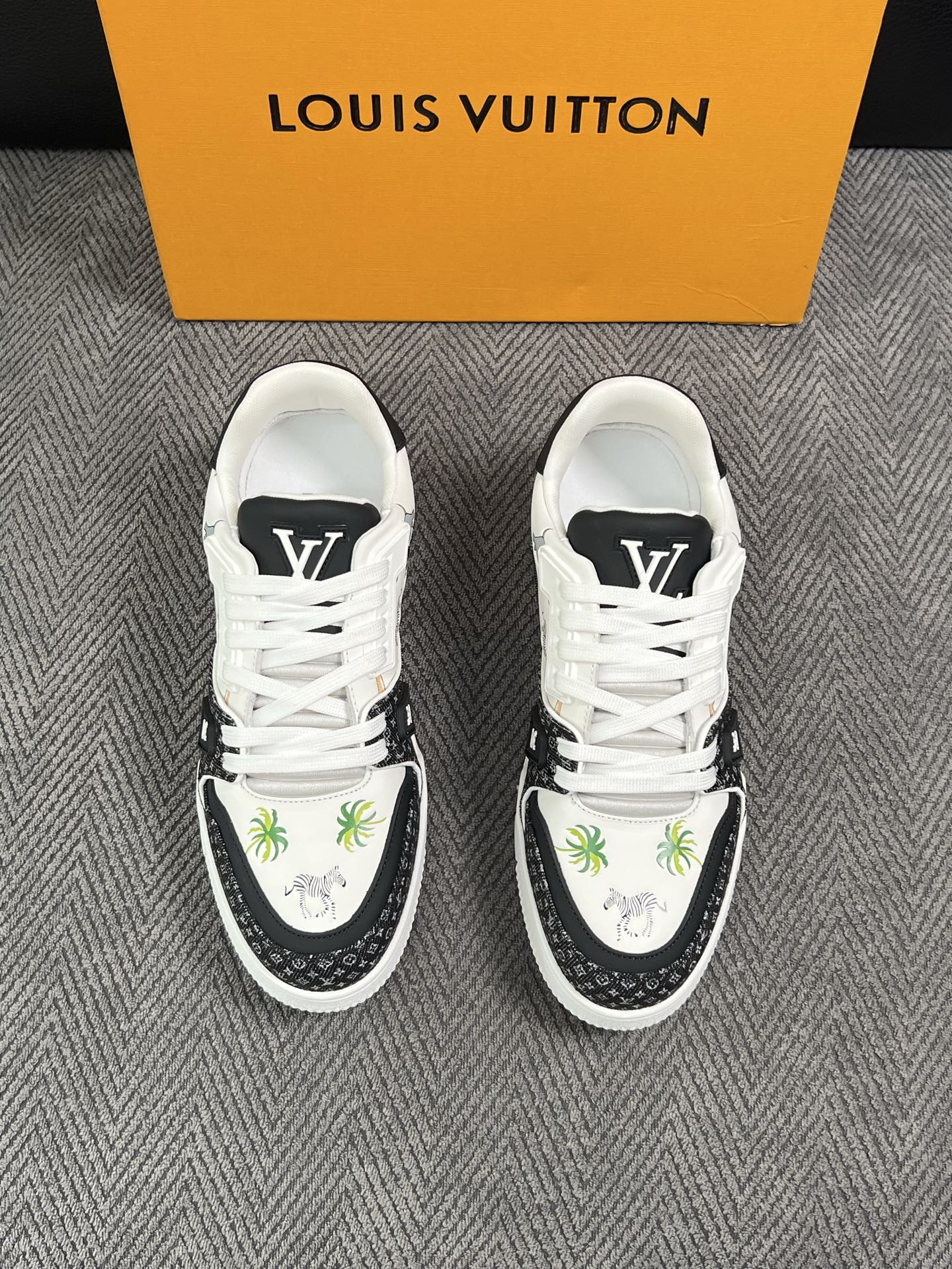 Lv  高品质  顶级工艺品  路易威登，运动板鞋专柜同步，鞋面意大利进口，高品质拼接缤纷色彩复杂工艺品，进口网布里垫柔