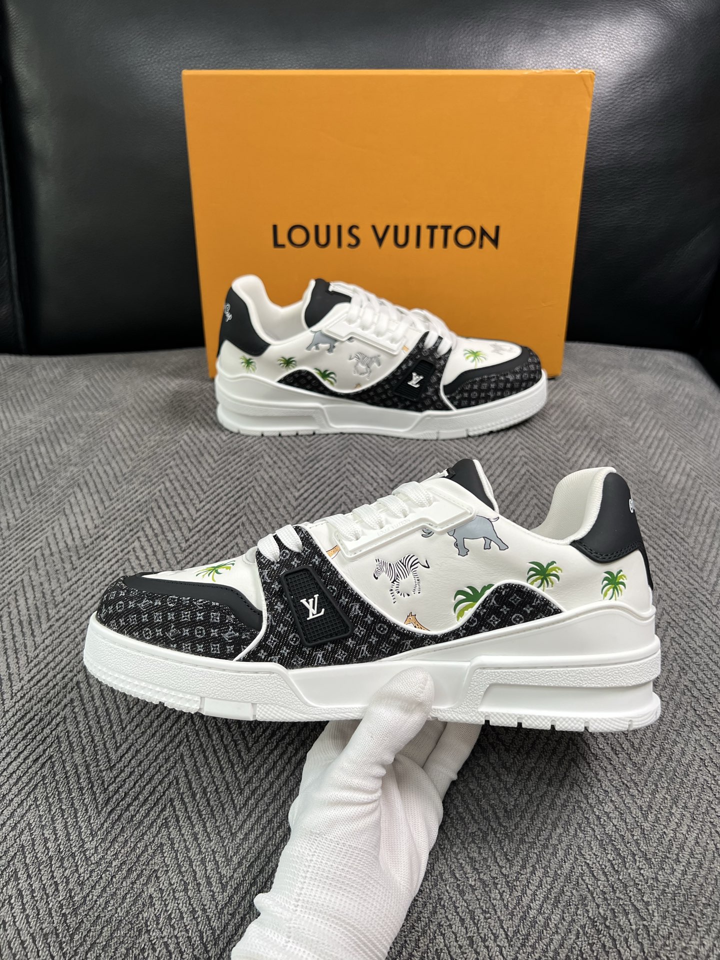 Lv  高品质  顶级工艺品  路易威登，运动板鞋专柜同步，鞋面意大利进口，高品质拼接缤纷色彩复杂工艺品，进口网布里垫柔