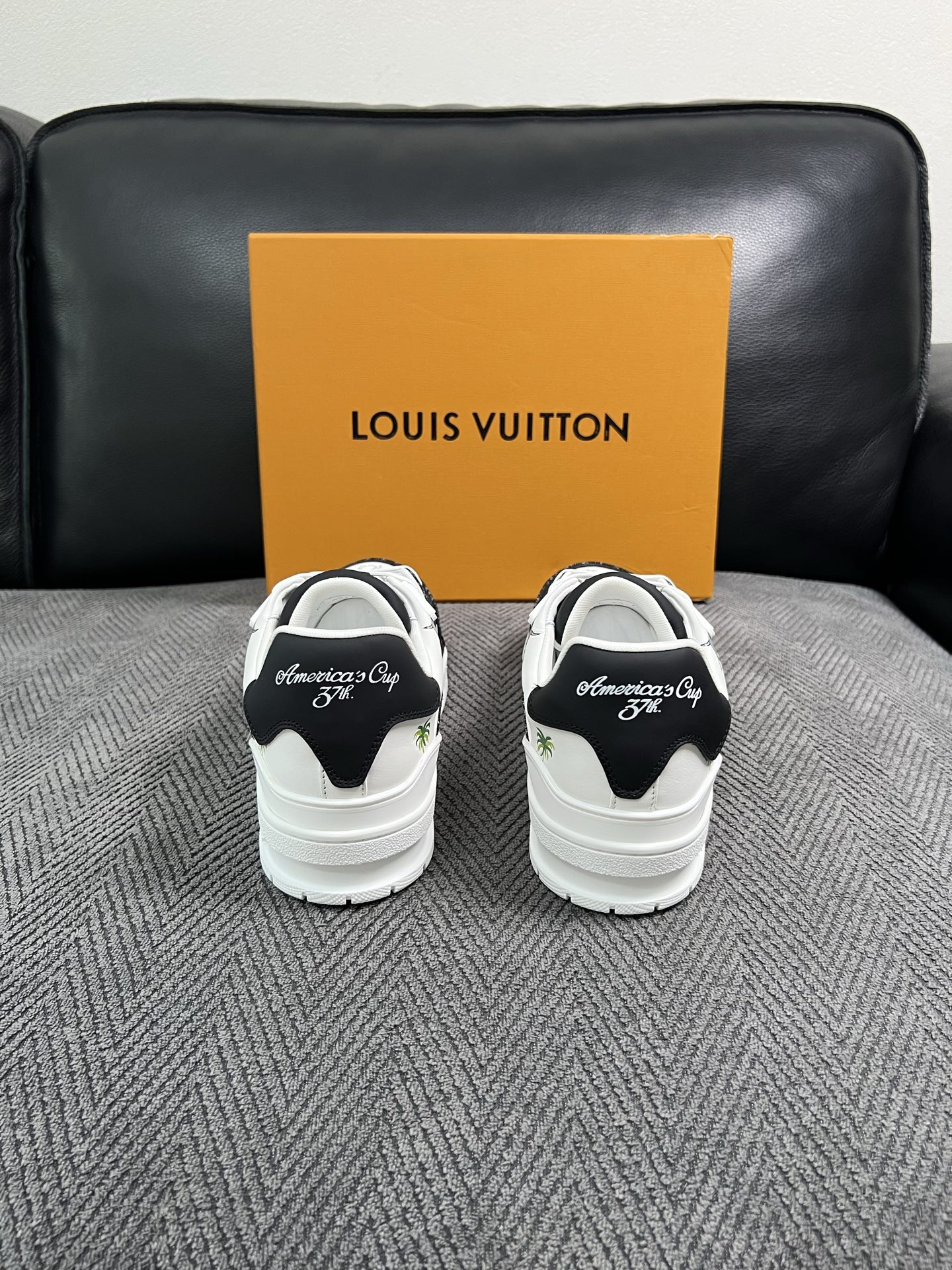 Lv  高品质  顶级工艺品  路易威登，运动板鞋专柜同步，鞋面意大利进口，高品质拼接缤纷色彩复杂工艺品，进口网布里垫柔